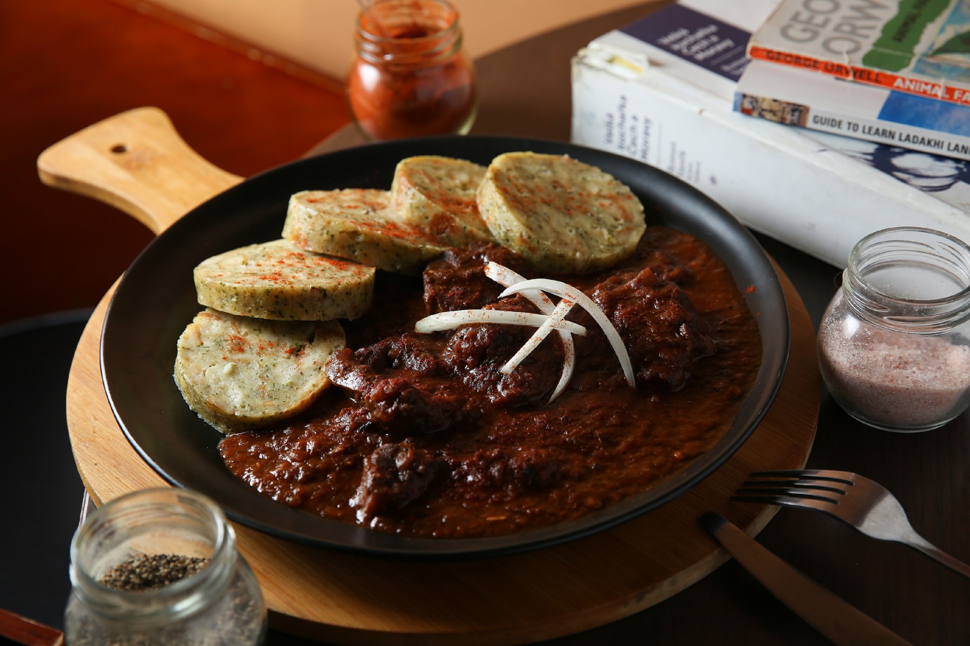 濃郁的牛肉醬汁加上白白的麵糰子是捷克相當具代表性的國民料理。