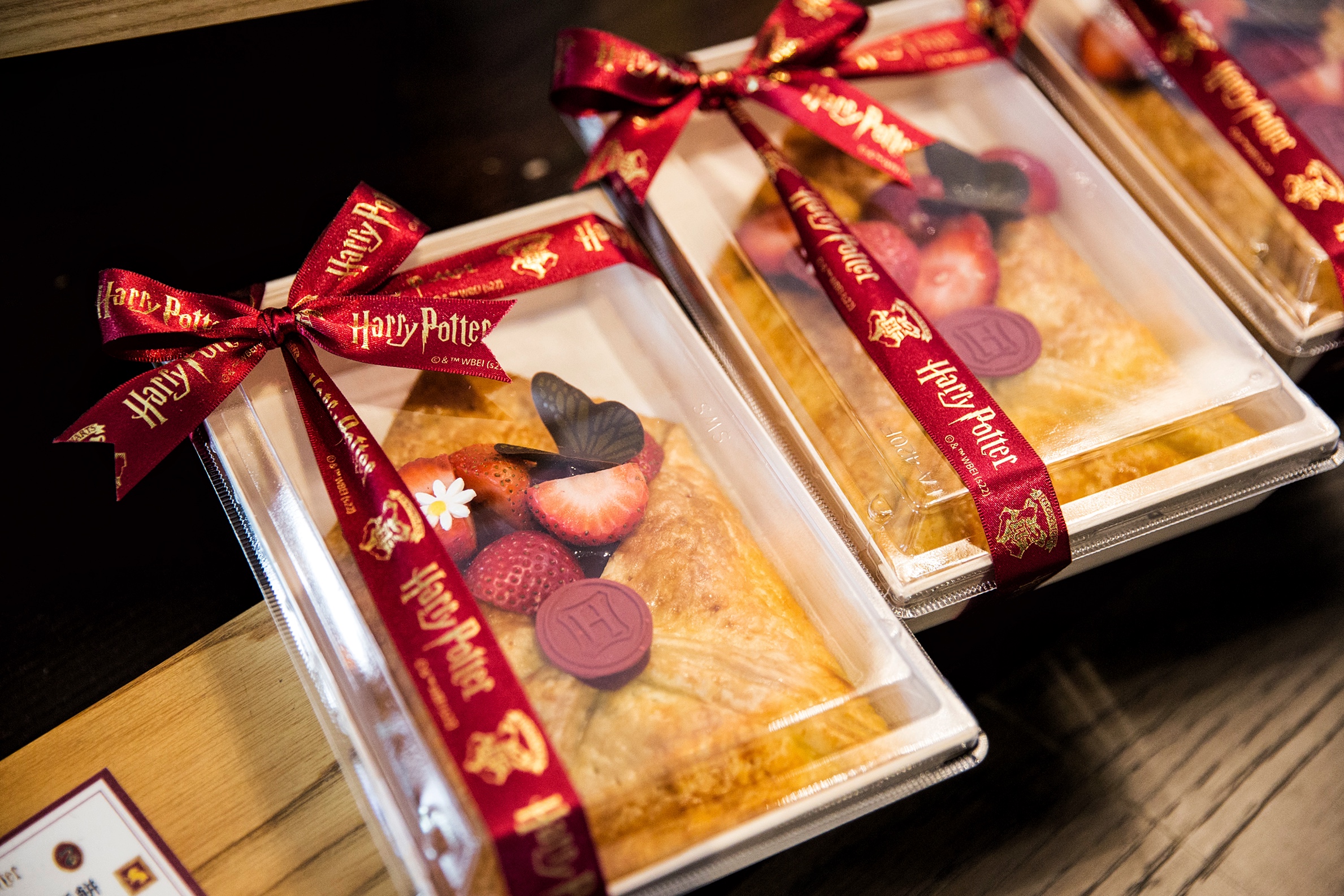 草莓口味「霍格華茲入學通知酥餅」(150元/個)等一系列獨具風格特色商品,絕對哈利波特迷陷入選擇困難。