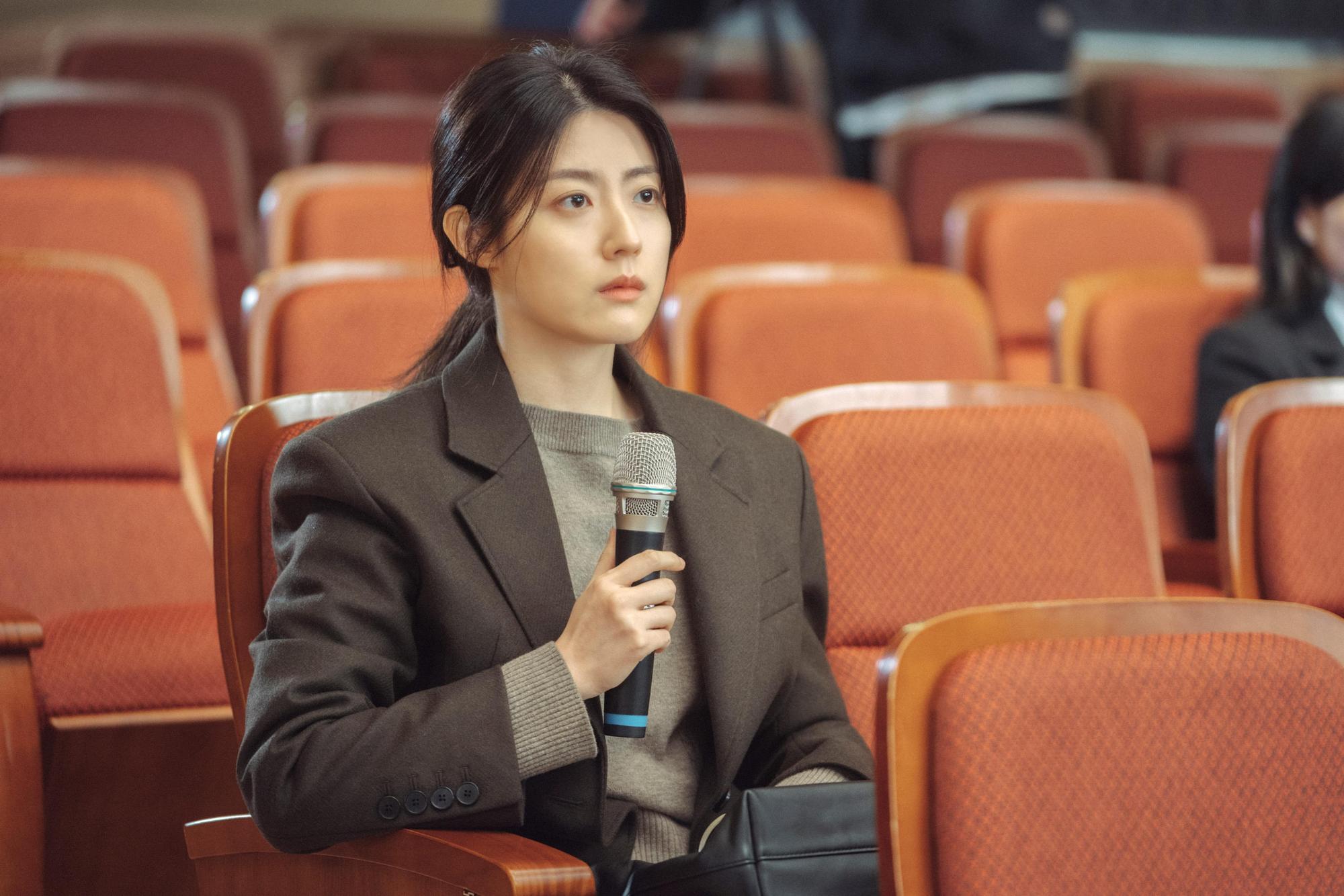 之前總是詮釋開朗可愛角色的南志鉉,這次是熱血記者「吳仁京」。(Netflix提供)