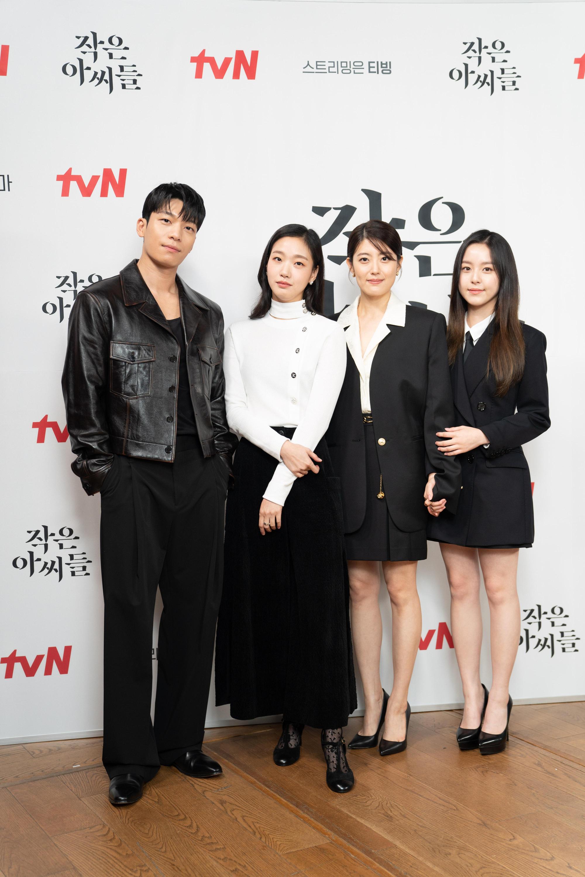 魏嘏儁與金高銀、南志鉉、朴持厚出席《小女子》記者會。(Netflix提供)