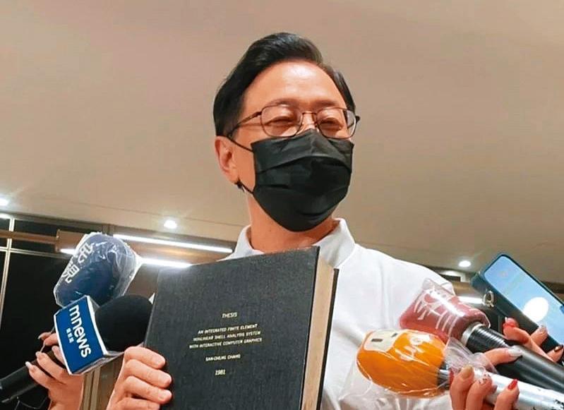 張善政日前秀出自己康乃爾大學的博士論文,強調政治人物誠信非常重要。(張善政團隊提供)