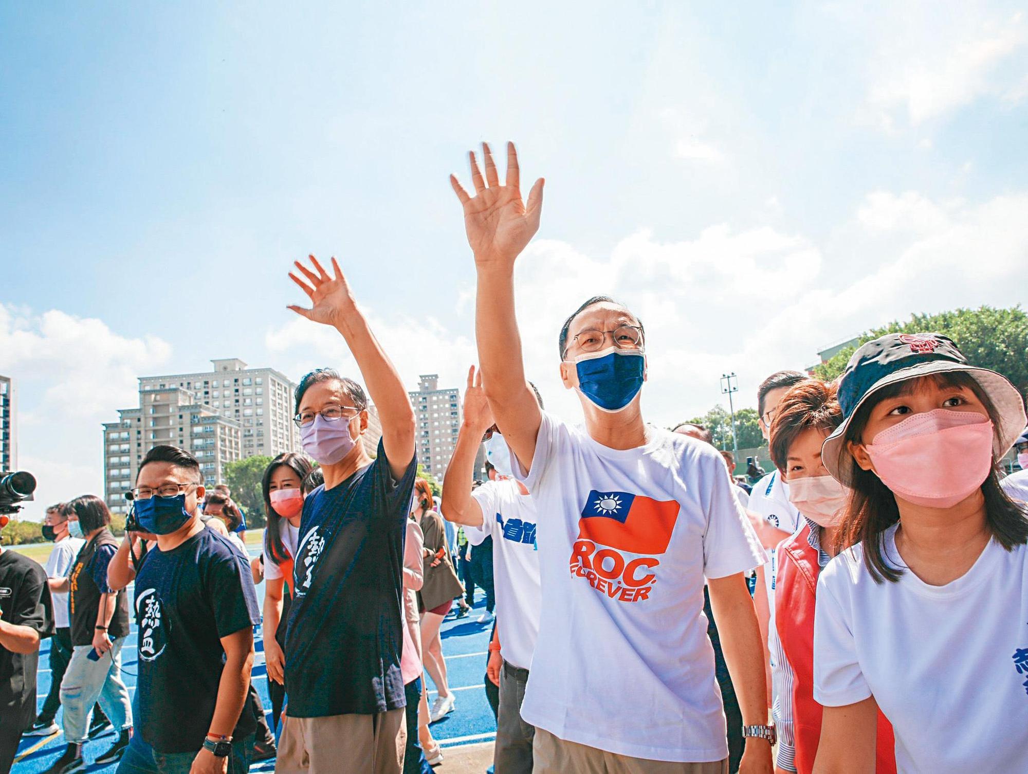 國民黨主席朱立倫(右)當初力排眾議,堅持提名學經歷較佳的張善政(左)空降桃園當刺客。(張善政競辦提供)