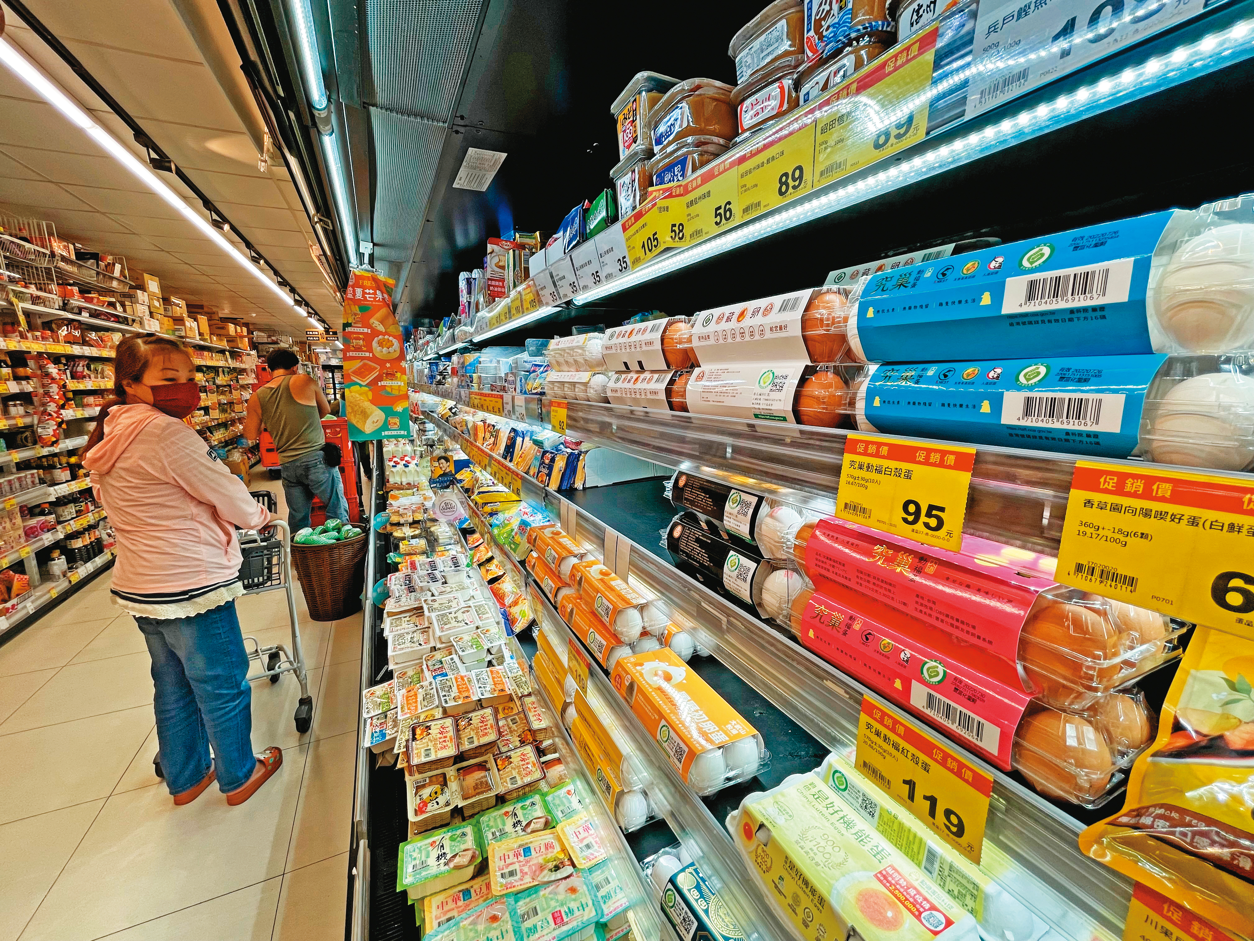 全球通膨在「兩個極端」引爆，各國央行總裁都準備了打擊國內通膨的方案應對，但政府財政深陷風暴的貧窮國家仍在尋找解方。