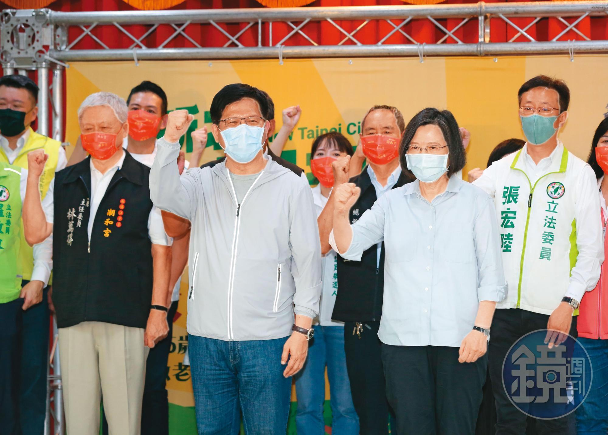 近日林智堅論文案加上《數位中介法》波瀾不斷,使執政的民進黨形象受挫。
