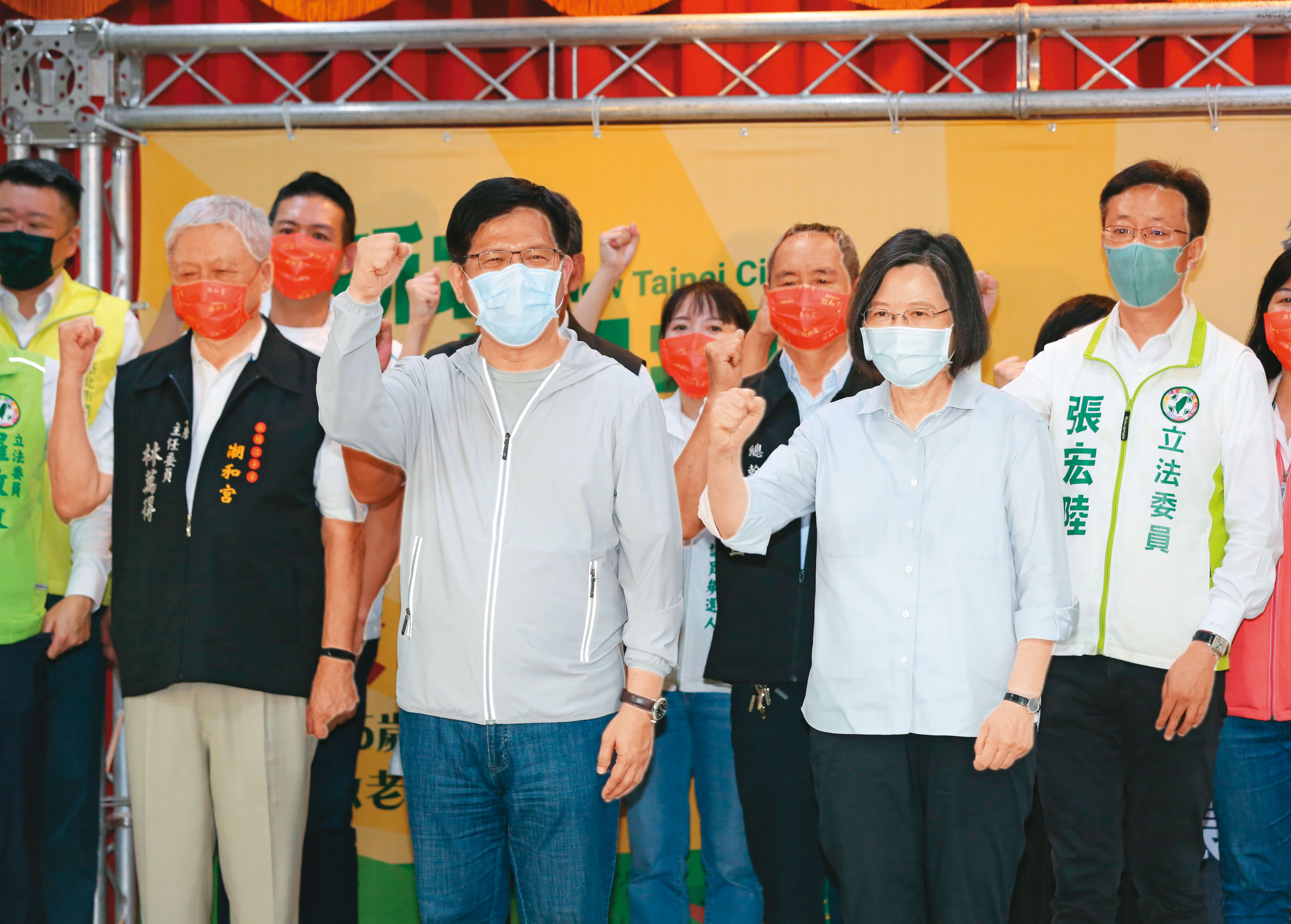 近日林智堅論文案加上《數位中介法》波瀾不斷，使執政的民進黨形象受挫。