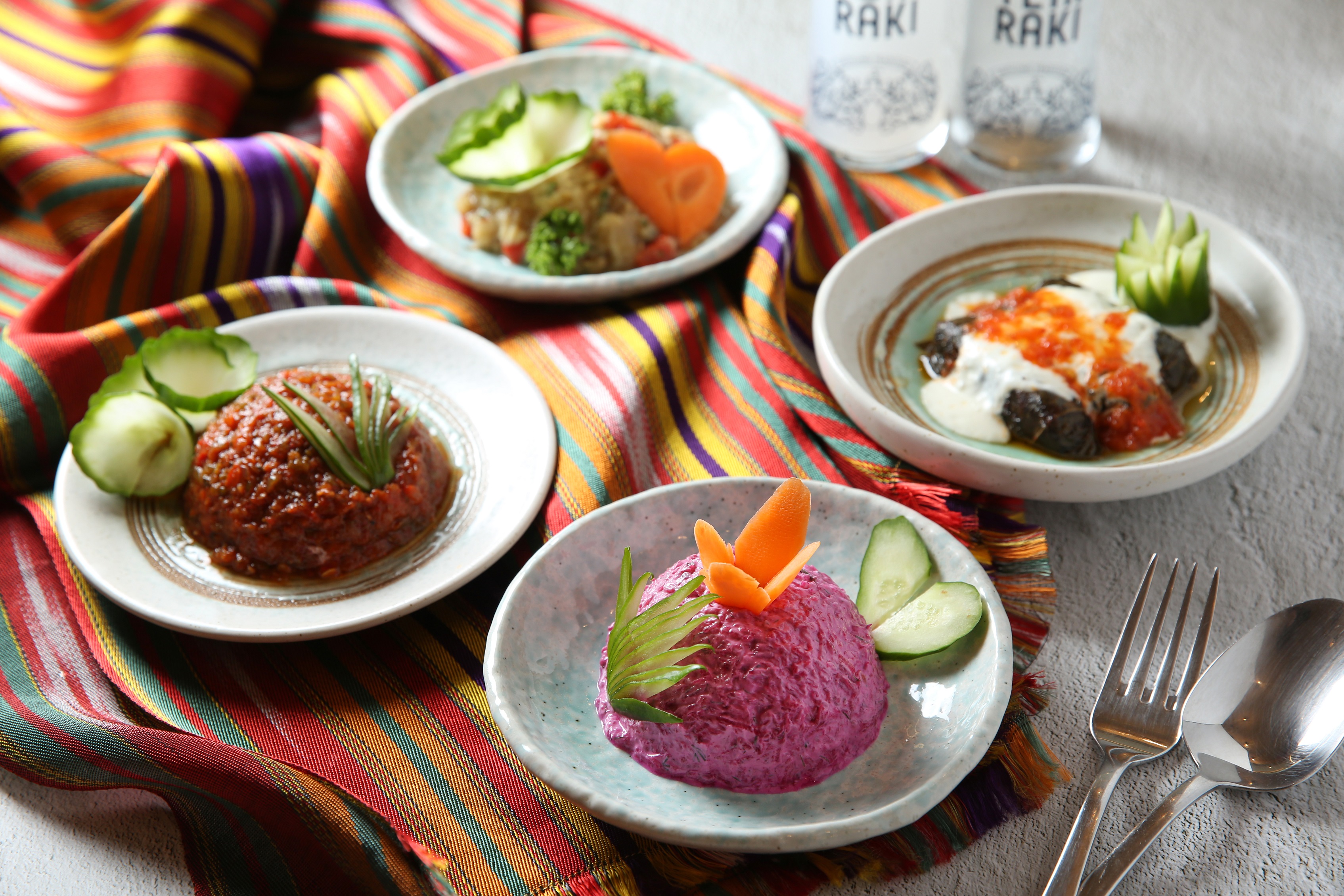 色彩繽紛的冷前菜「Meze」是土耳其愛琴海料理的特色。