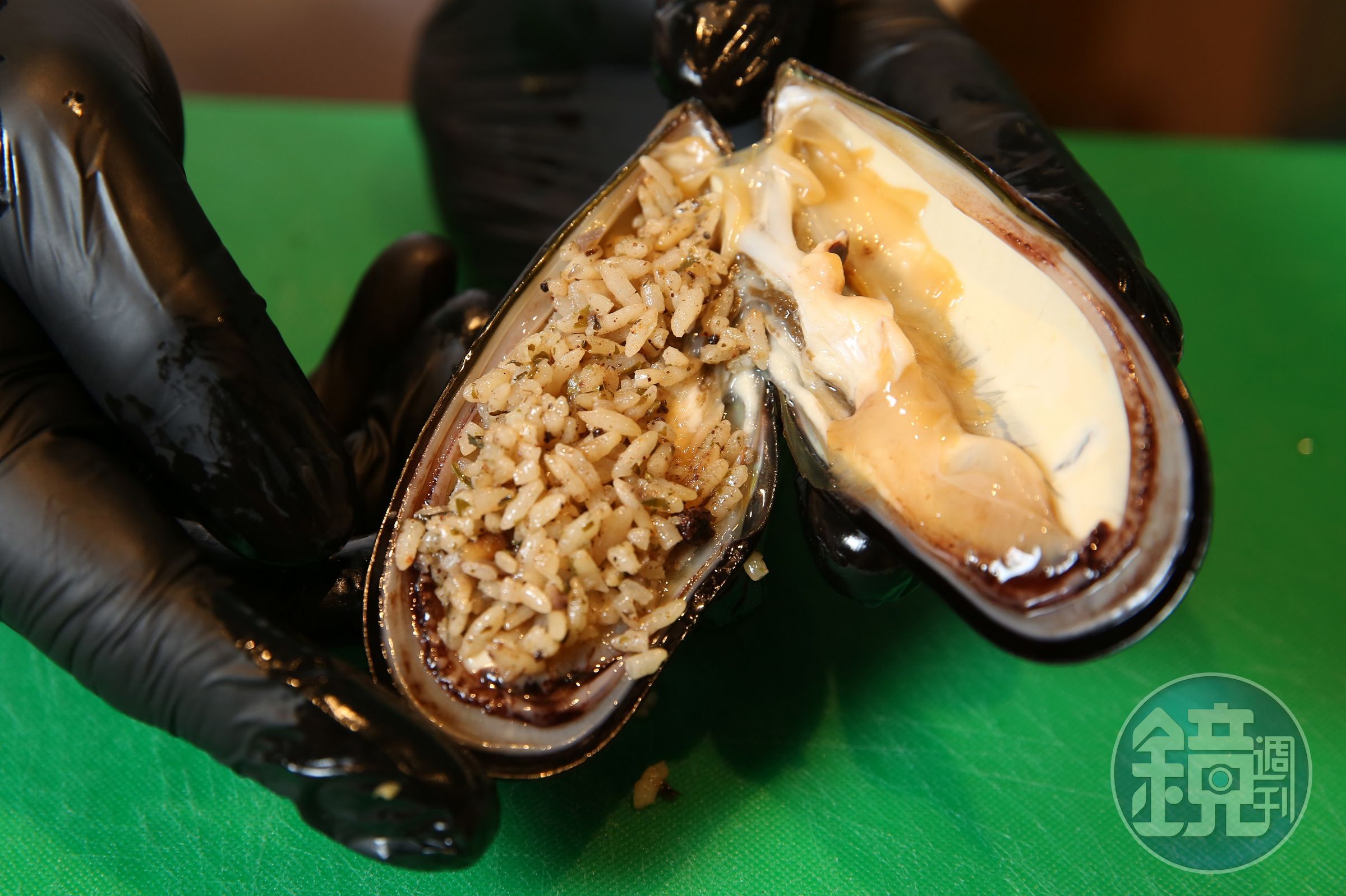 手續相當費工的「淡菜鑲飯」以新鮮淡菜開殼填入香料飯再蒸煮。（105元／顆）