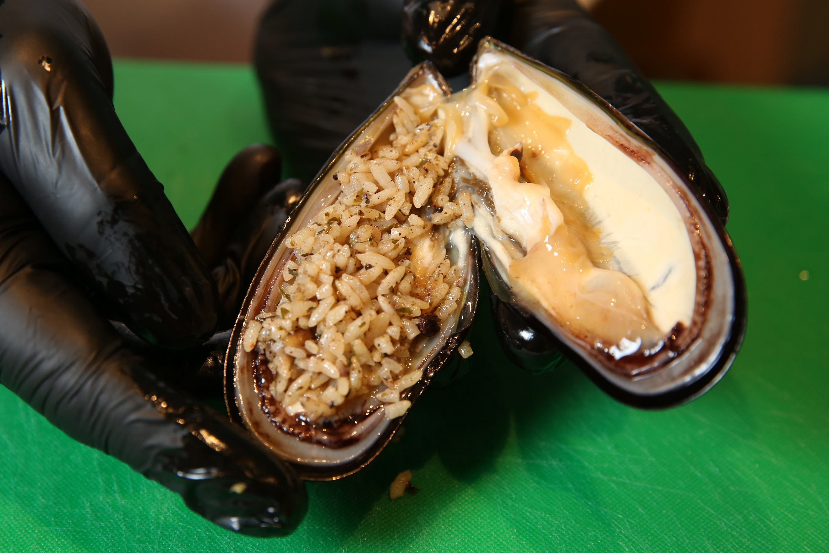 手續相當費工的「淡菜鑲飯」以新鮮淡菜開殼填入香料飯再蒸煮。（105元／顆）