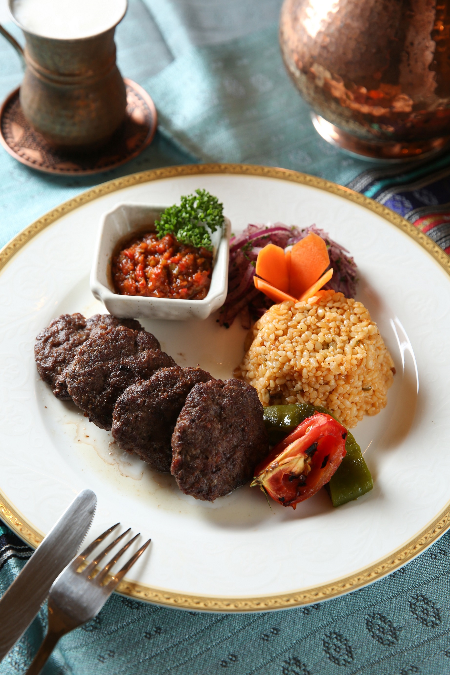 「烤牛肉丸布格麥」（前，550元／份）是土耳其經典的köfte，搭配微辣的大蒜、甜椒小菜及酸奶（後，120元／杯）十分開胃。