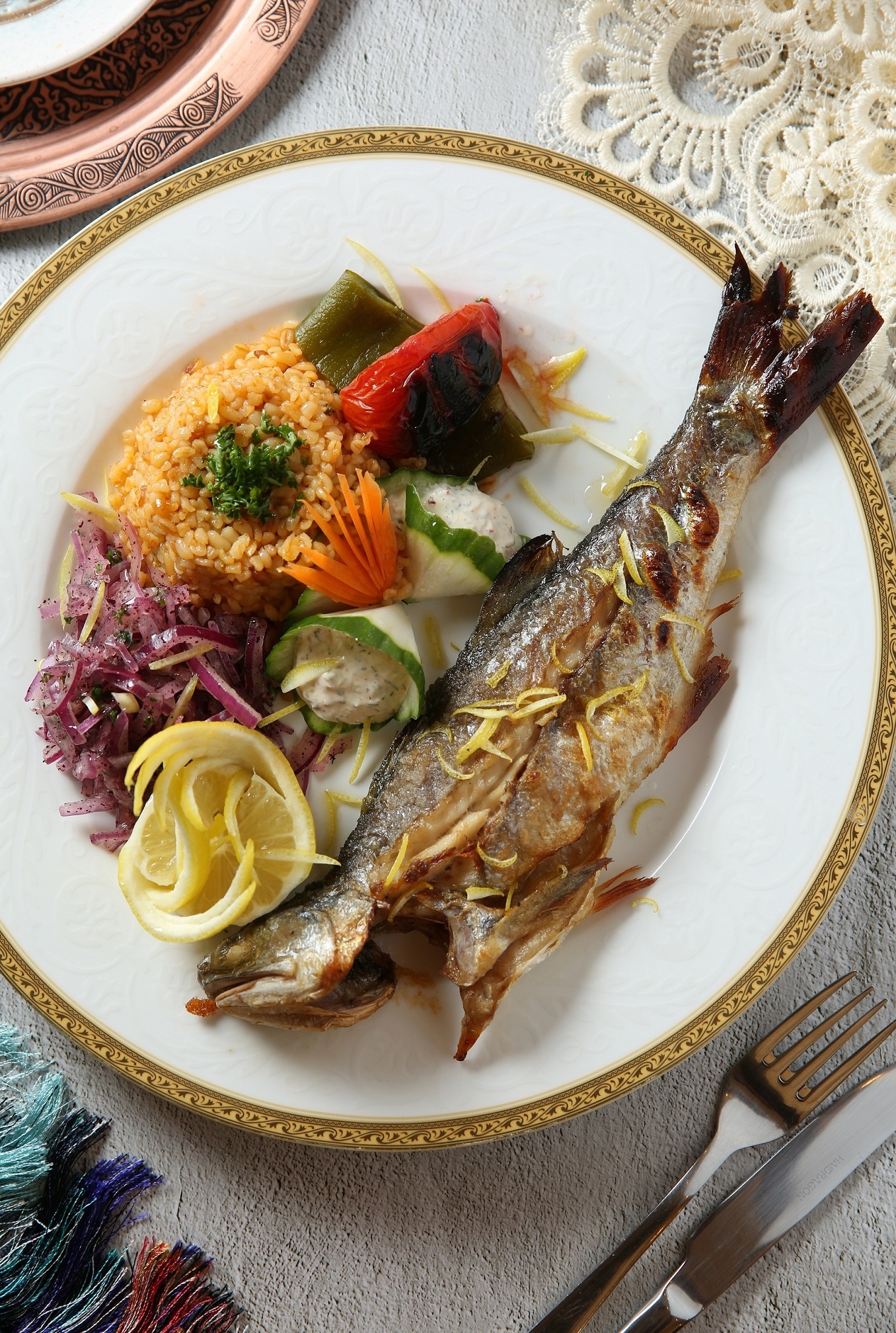 「烤魚布格麥」以肉質鮮嫩的午仔魚佐檸檬皮調味，配上口感像薏仁的布格麥飯。（750元／份）