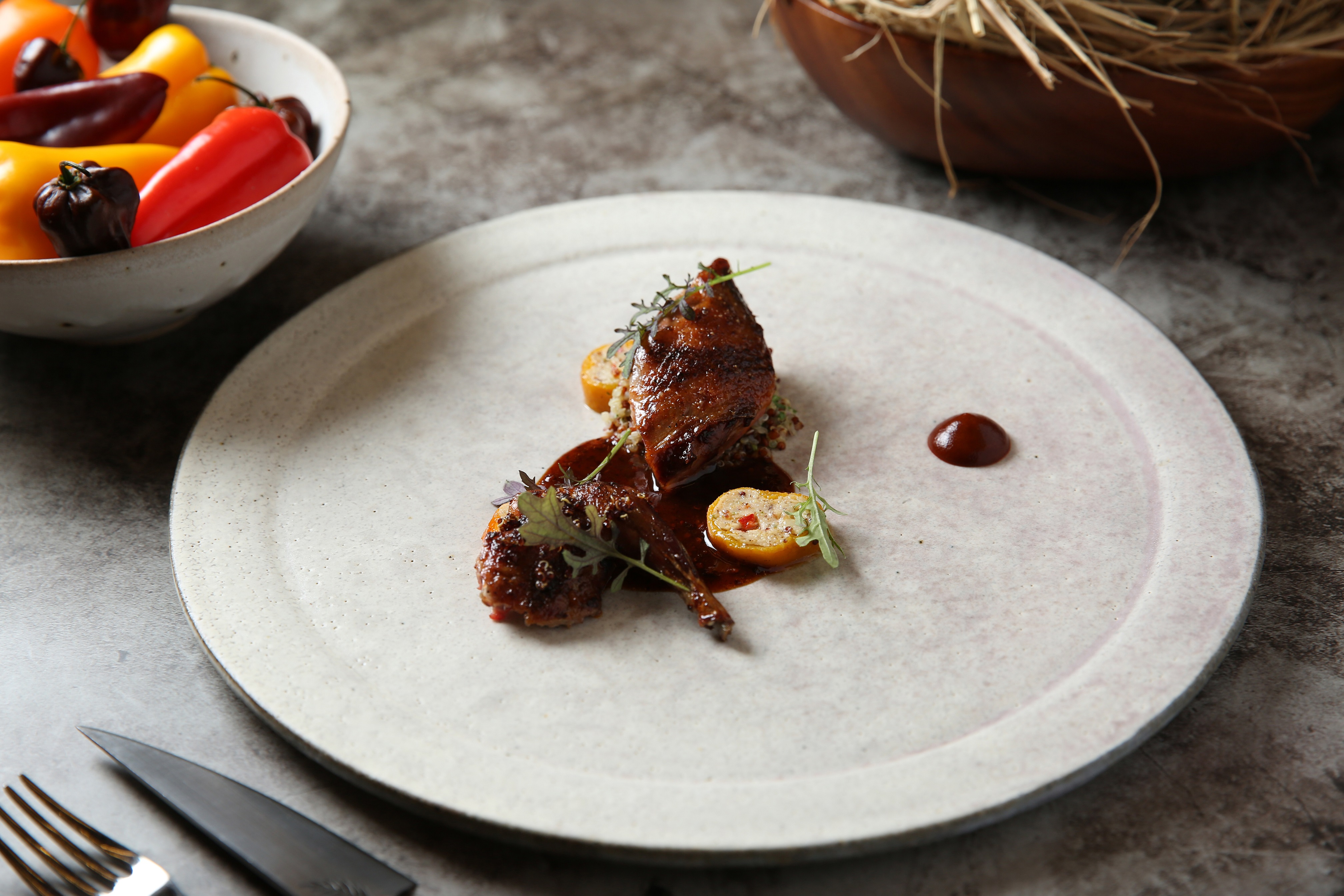 延伸自秘魯小吃的概念、以當代料理的形式呈現的「烤乳鴿」。
