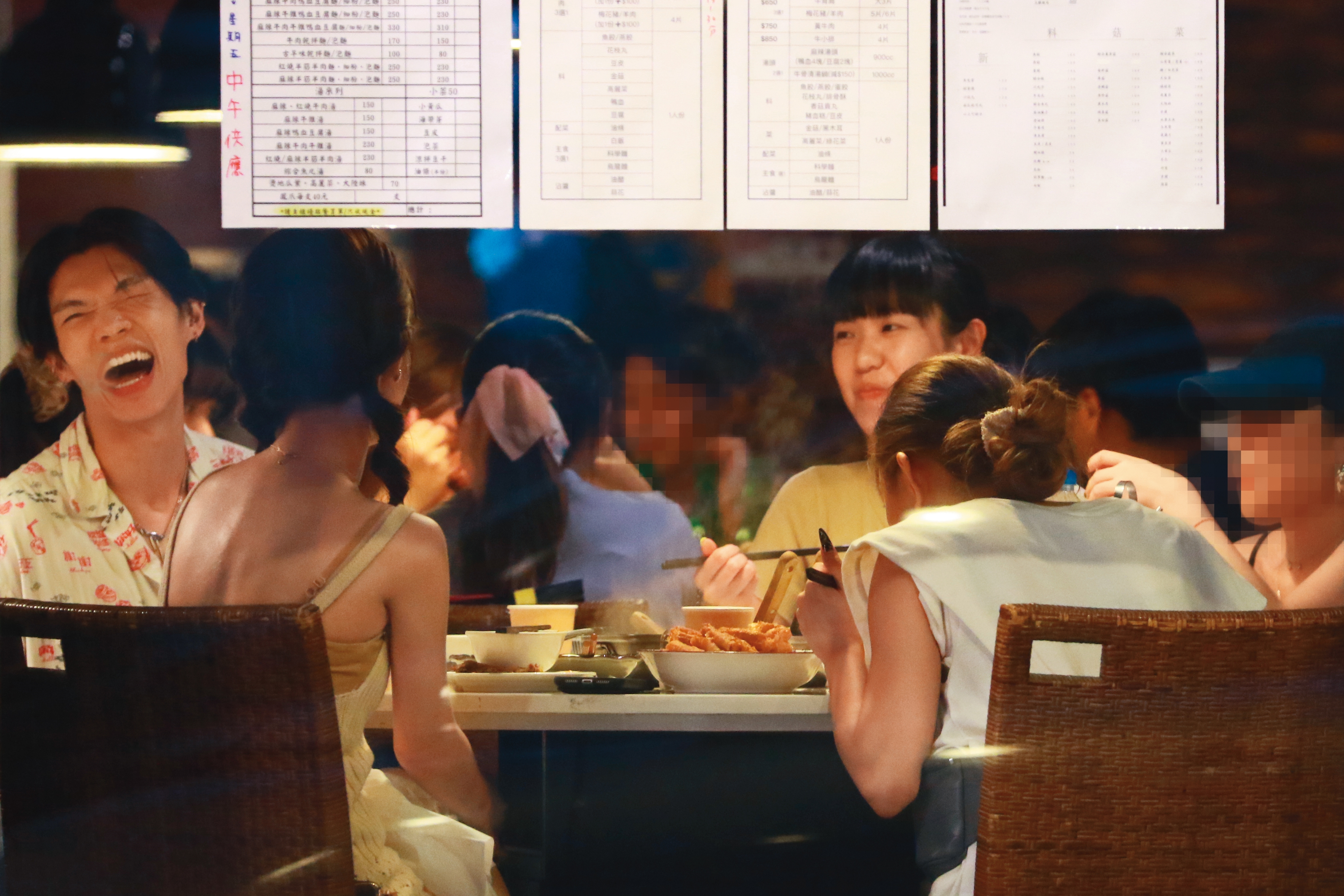 7月16日20：28，聚會時候，凱爾（左）顯得相當外放、活潑，跟孫盛希（右）沒有太親暱舉動。