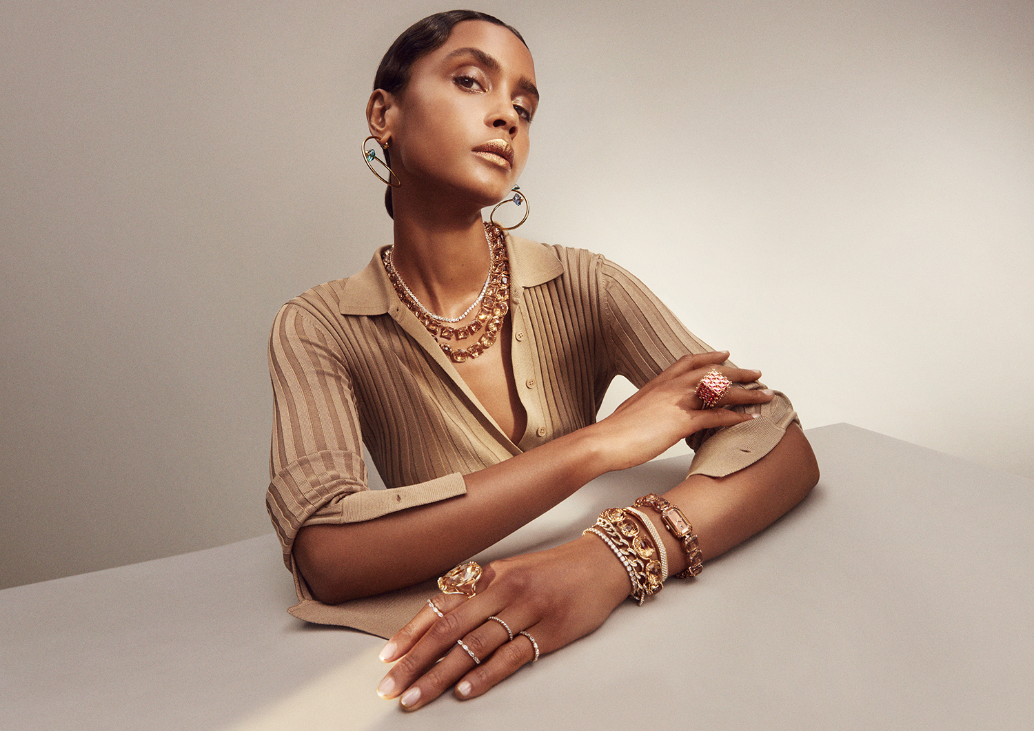 秋冬季節的施華洛世奇沾染了亮閃閃的金色。（SWAROVSKI提供）