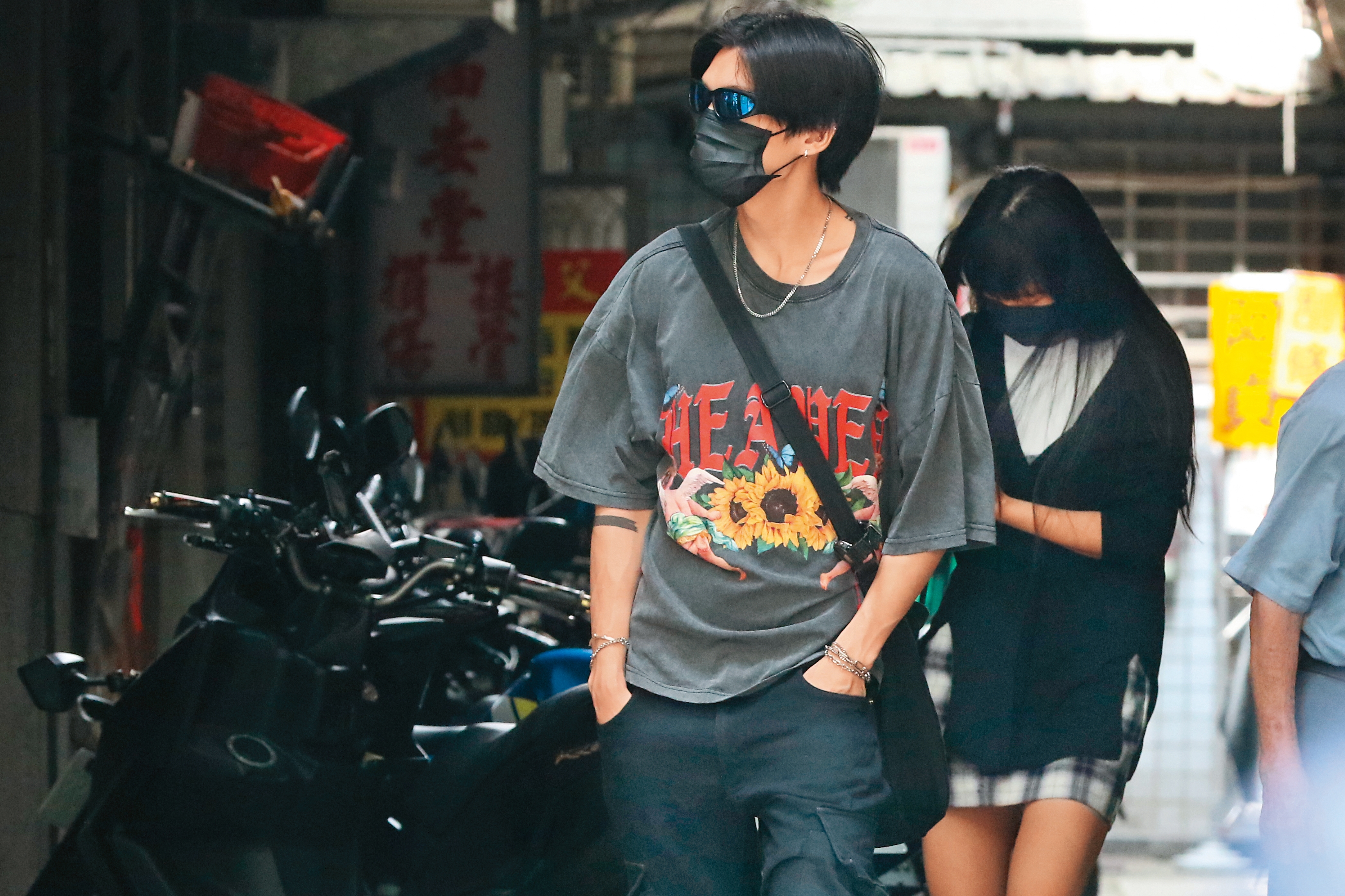 8月14日14：34，待在凱爾（左）家大概半天之後，孫盛希（右）與他一前一後出門，明顯在避人耳目。