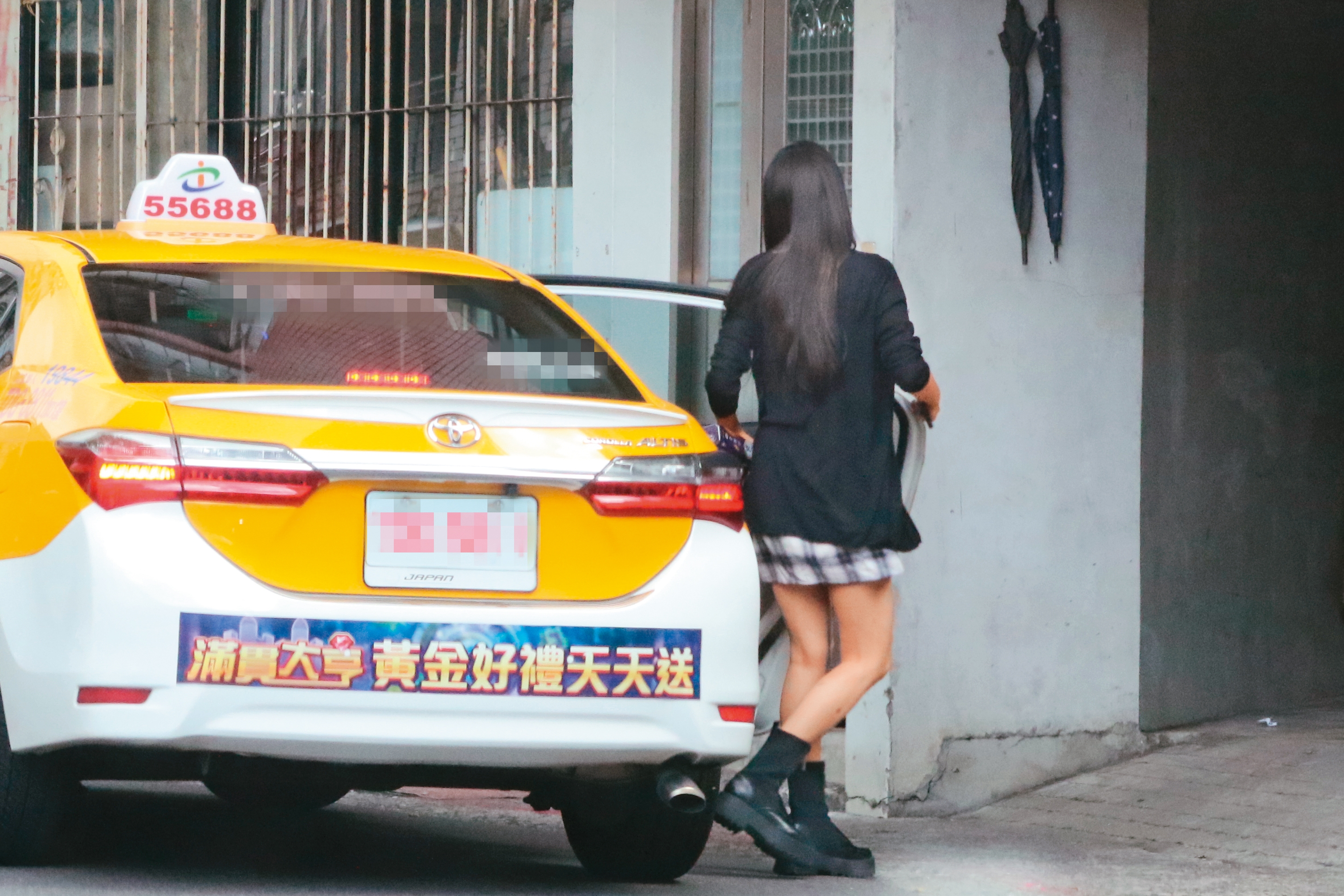 7月14日20：28，聚會時候，凱爾（左）顯得相當外放、活潑，跟孫盛希（右）沒有太親暱舉動。