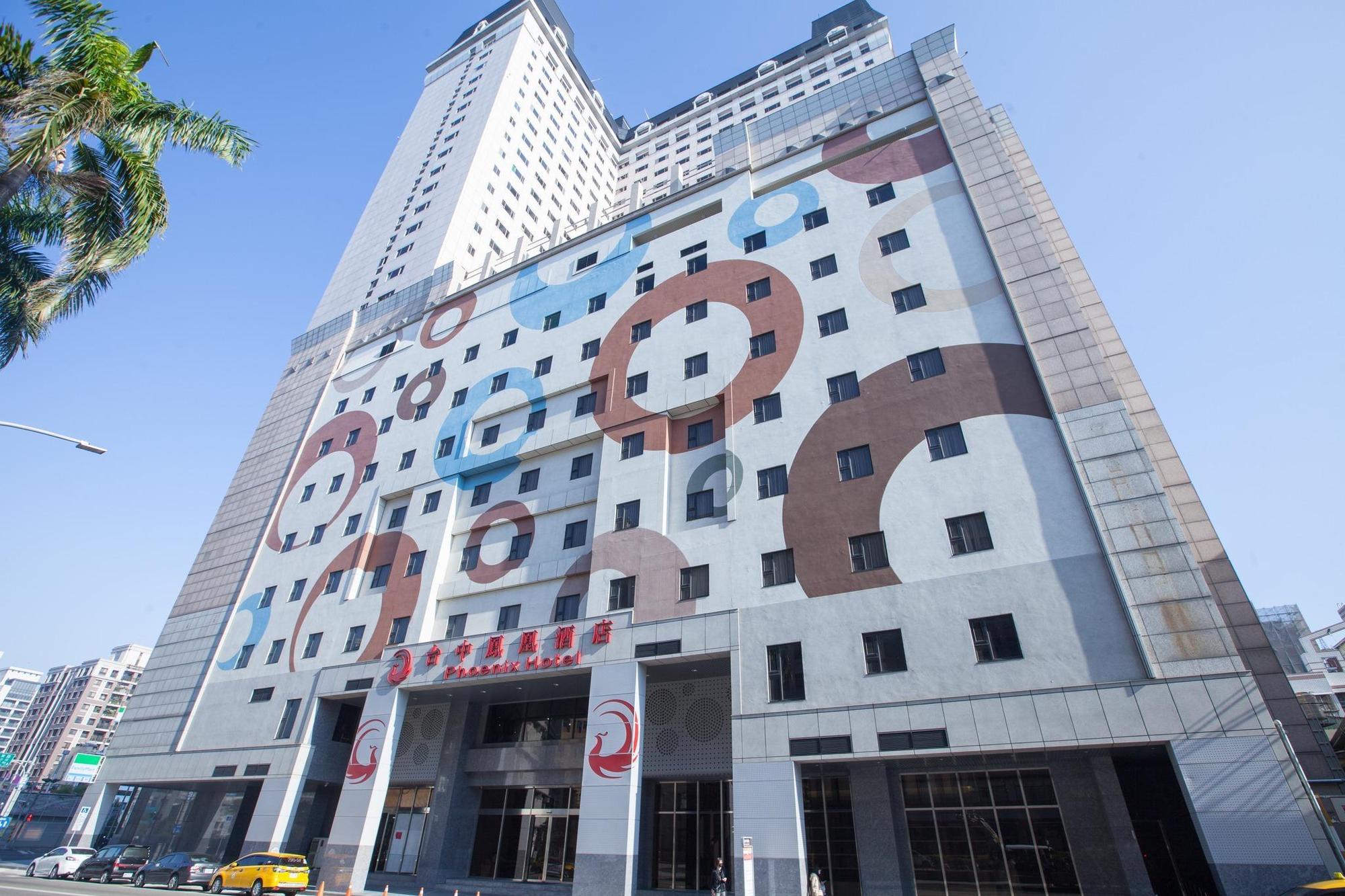 台中鳳凰酒店一間親子房的壁紙,未經授權就使用插畫家Norin的作品。(翻攝自台中鳳凰酒店臉書粉專)