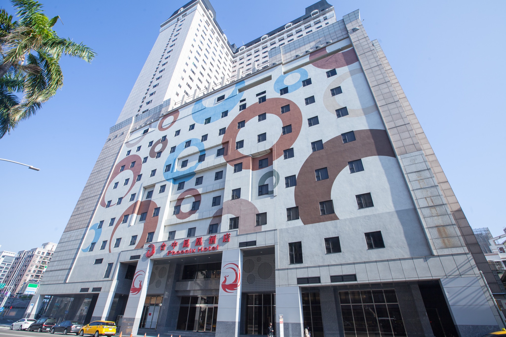 台中鳳凰酒店一間親子房的壁紙，未經授權就使用插畫家Norin的作品。（翻攝自台中鳳凰酒店臉書粉專）