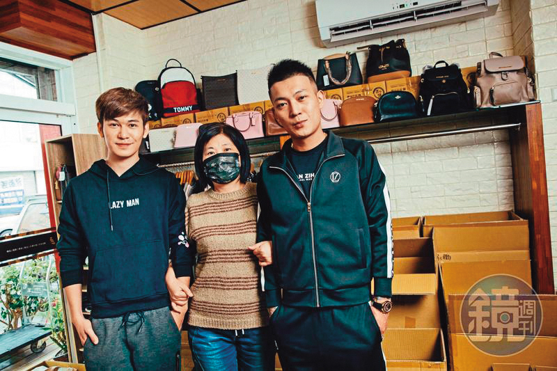 網紅鳳梨的弟弟艾倫（左1）是高顏值學霸，曾參加歌唱比賽。（本刊資料照）