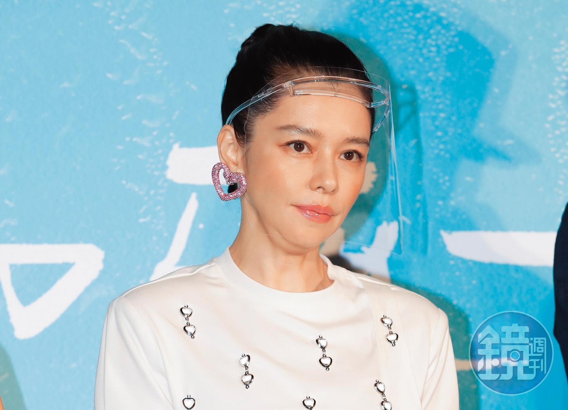 被譽為顏值天花板的女神徐若瑄,下巴竟然意外「降肉」神壇!聽說牛頓因此發現了地心引力。(並不是)