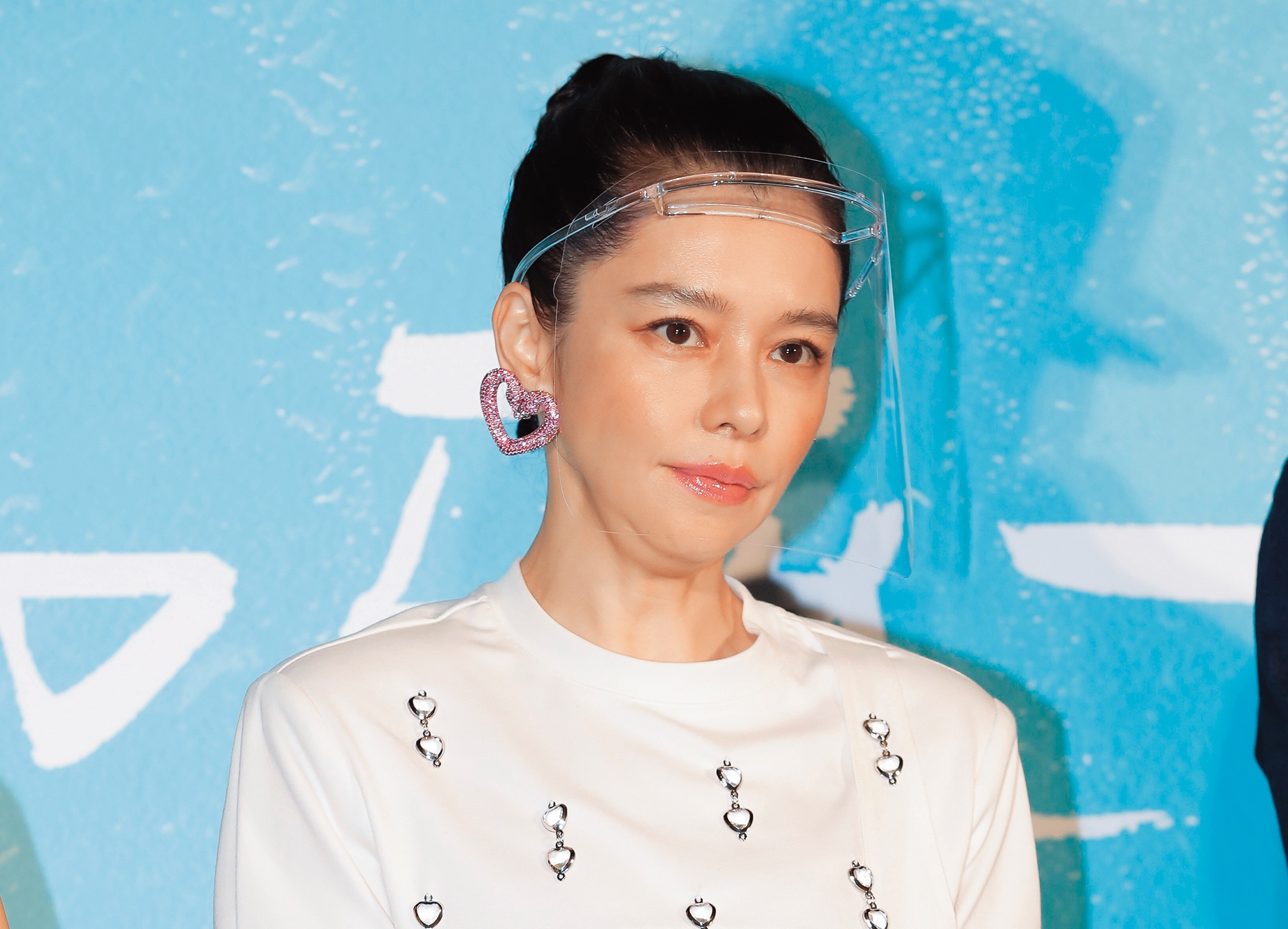 被譽為顏值天花板的女神徐若瑄，下巴竟然意外「降肉」神壇！聽說牛頓因此發現了地心引力。（並不是）