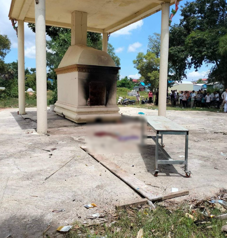 火葬爐突然爆炸,爐門砸中鴻森的頭部,現場血跡斑斑。(翻自cambodiaflashnews.com)