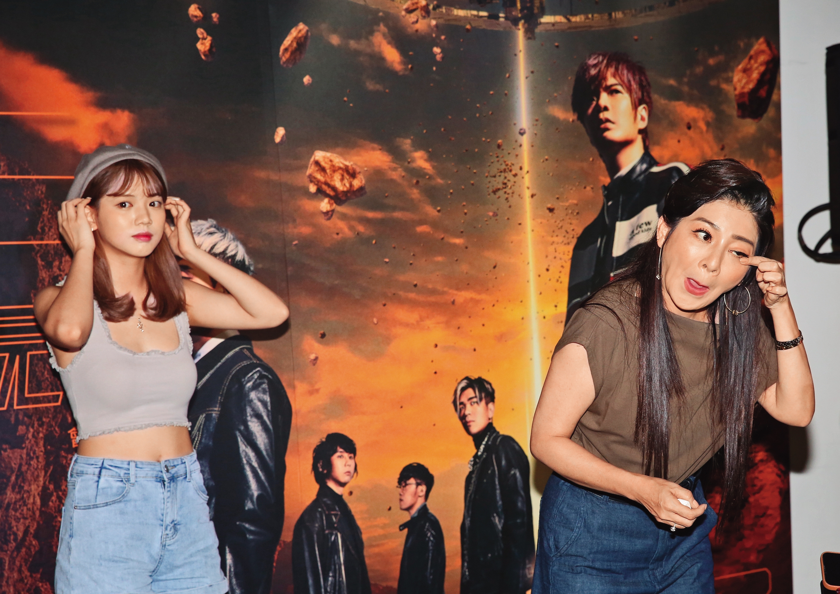 王彩樺（右）帶女兒黃于庭（左）看演唱會，忍不住當眾喬睫毛。岳母大人，讓女婿來幫忙吧～（跪）