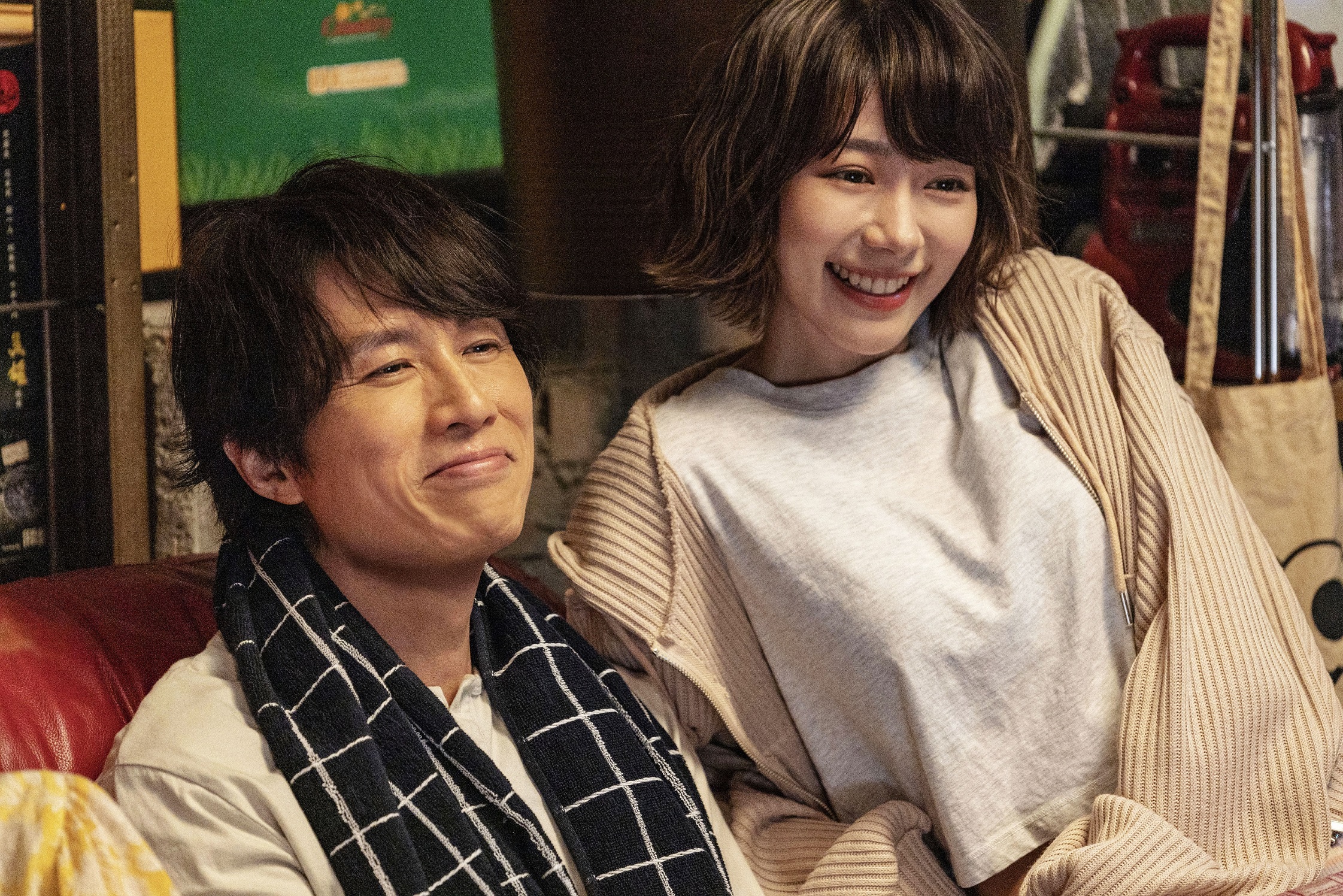 《飯戲攻心》中的飾演大哥的黃子華及他找來的臨時女友林明禎。（華映提供）