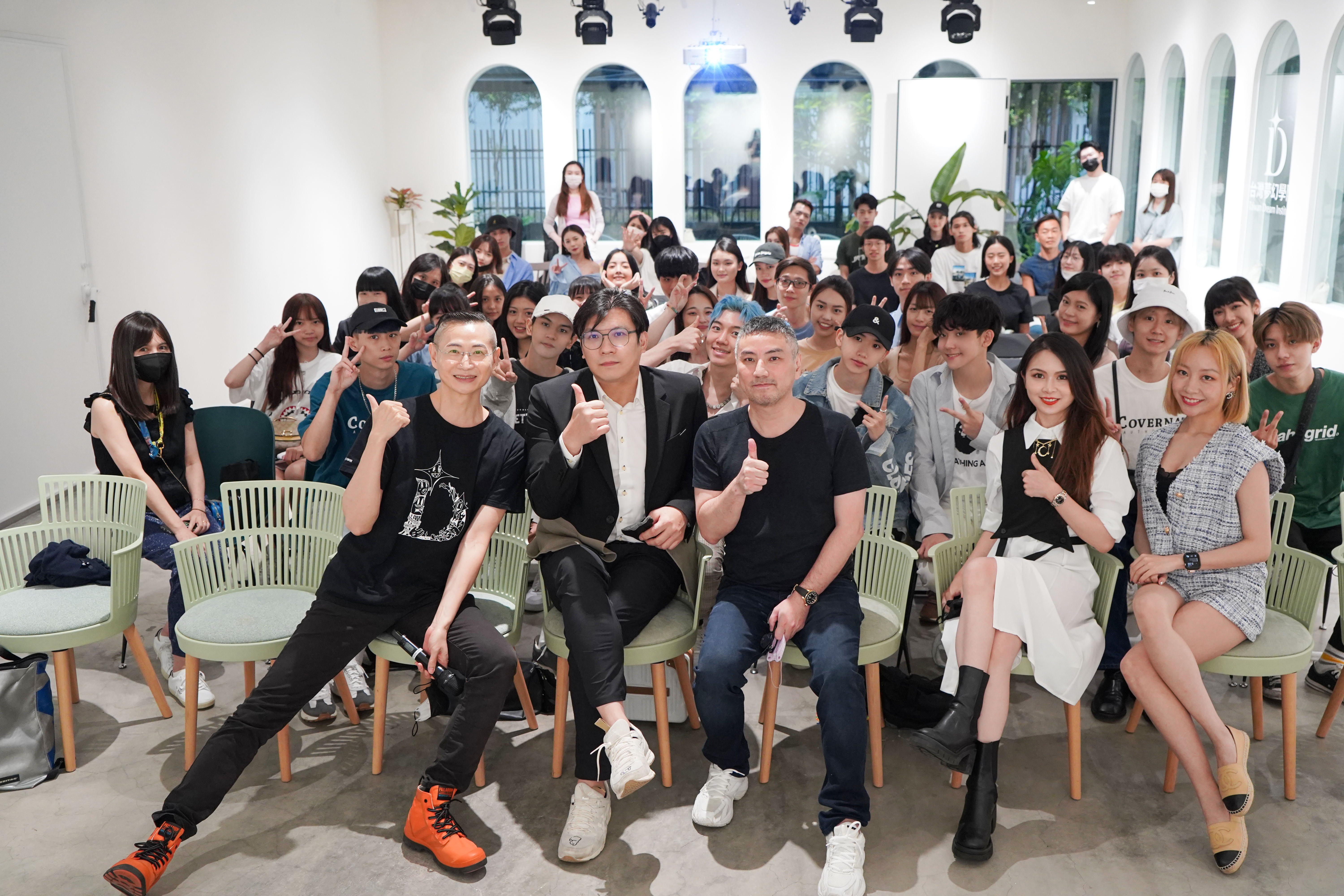 詹仁雄（中）以「選秀必懂的密碼」到TDI台灣夢幻學院開講。（凱渥提供）