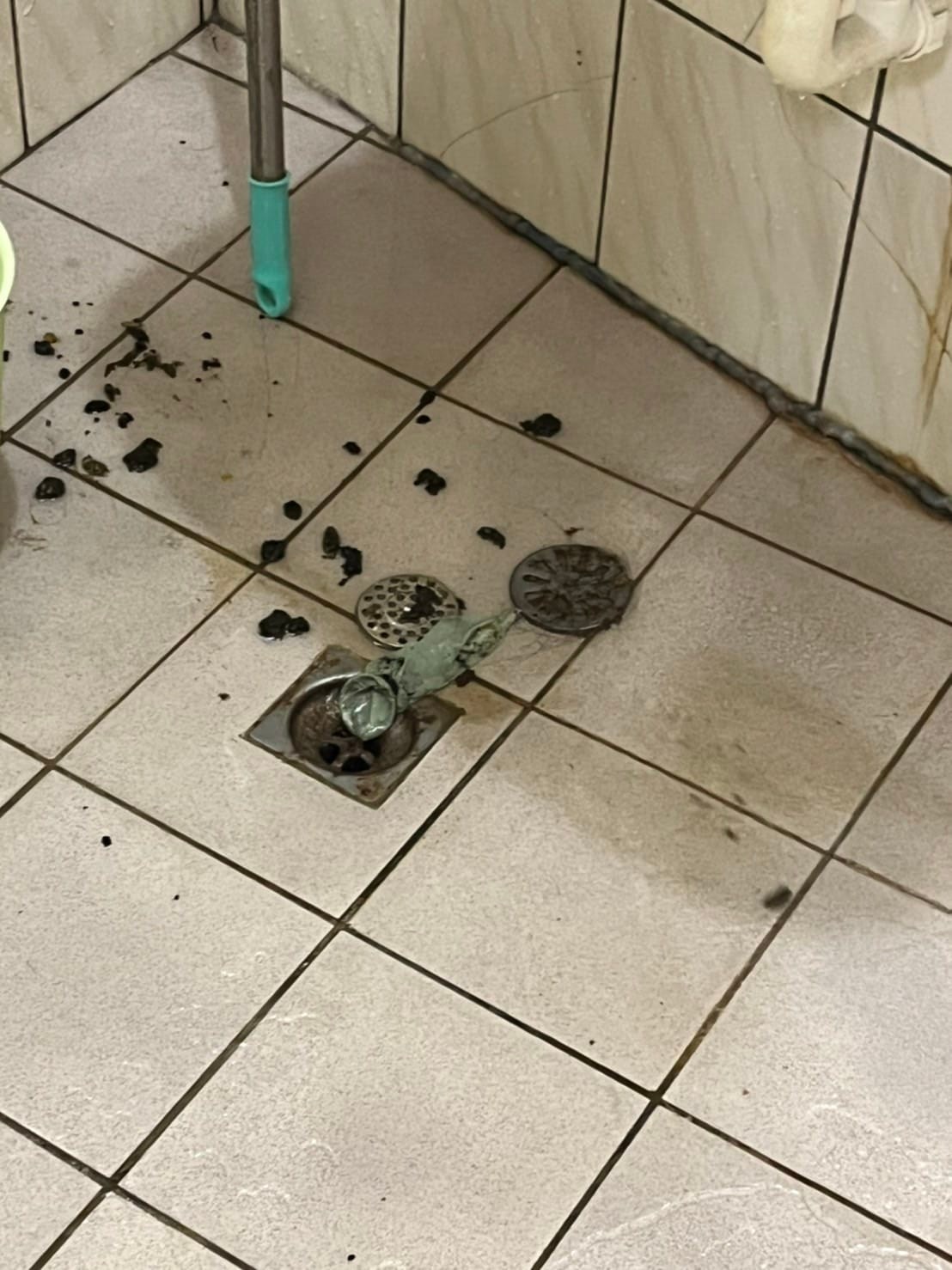 排水孔甚至冒出其他租客亂丟的氣球垃圾。(翻攝自爆料公社)