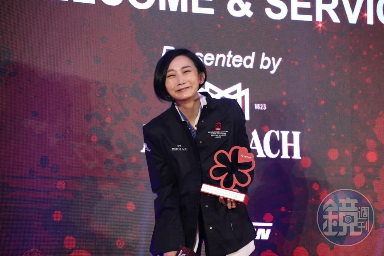 服務大獎得主是台中「鹽之華」的經理暨侍酒師余佩凌（Pauline），她在台上真情流露大哽咽。