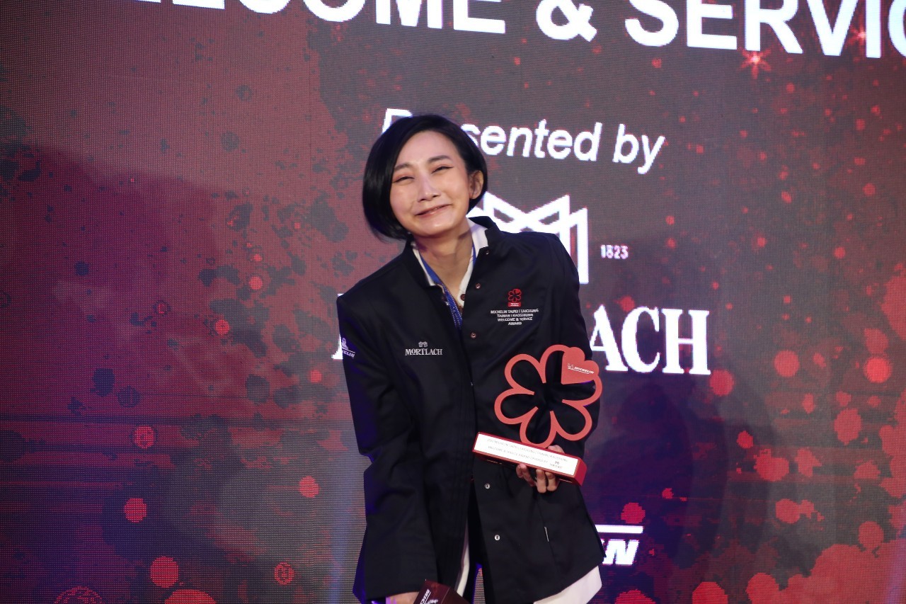 服務大獎得主是台中「鹽之華」的經理暨侍酒師余佩凌(Pauline),她在台上真情流露大哽咽。