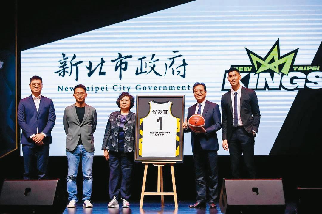 國王隊執行長兼領隊陳信生（左1），是王永慶二房長女王貴雲（左3）之子，也是王文祥的外甥。（翻攝陳信生IG）