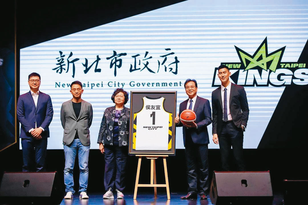 國王隊執行長兼領隊陳信生(左1),是王永慶二房長女王貴雲(左3)之子,也是王文祥的外甥。(翻攝陳信生IG)