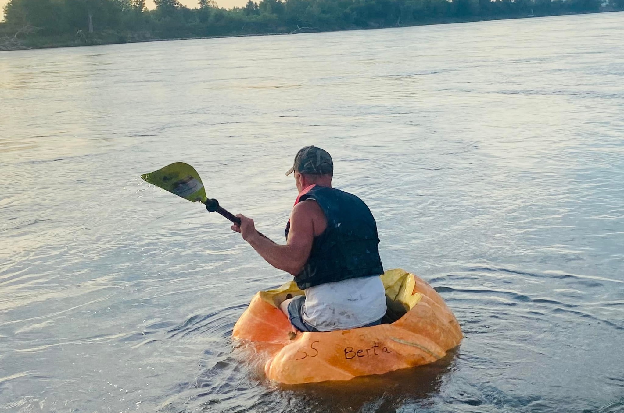 6旬老翁為了慶生，獨自乘坐「大南瓜」划行了61公里。（翻攝臉書City of Bellevue, Nebraska）