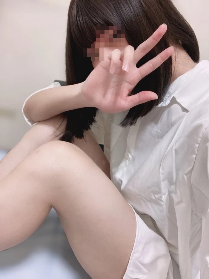 一名外型瘦小的中壢男網友，發文徵女友卻附上女裝照，意外害男網友們暈船。（翻攝自Dcard）