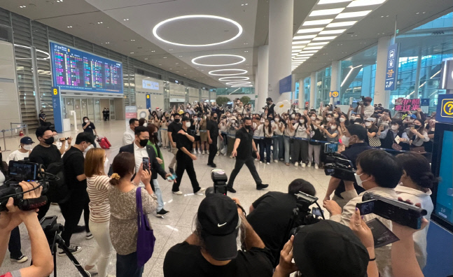 大批韓國粉絲前天在仁川機場迎接許光漢。(翻攝自首爾體育報)