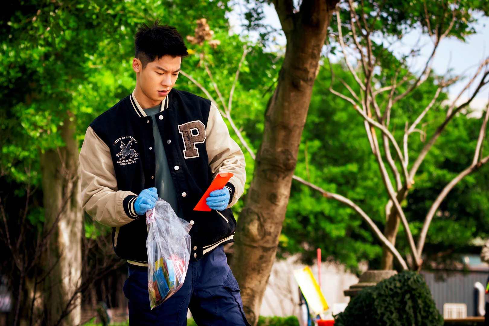 直男警察許光漢辦案誤拾地上紅包，成了同志鬼林柏宏的冥婚老公。（金馬執委會提供）