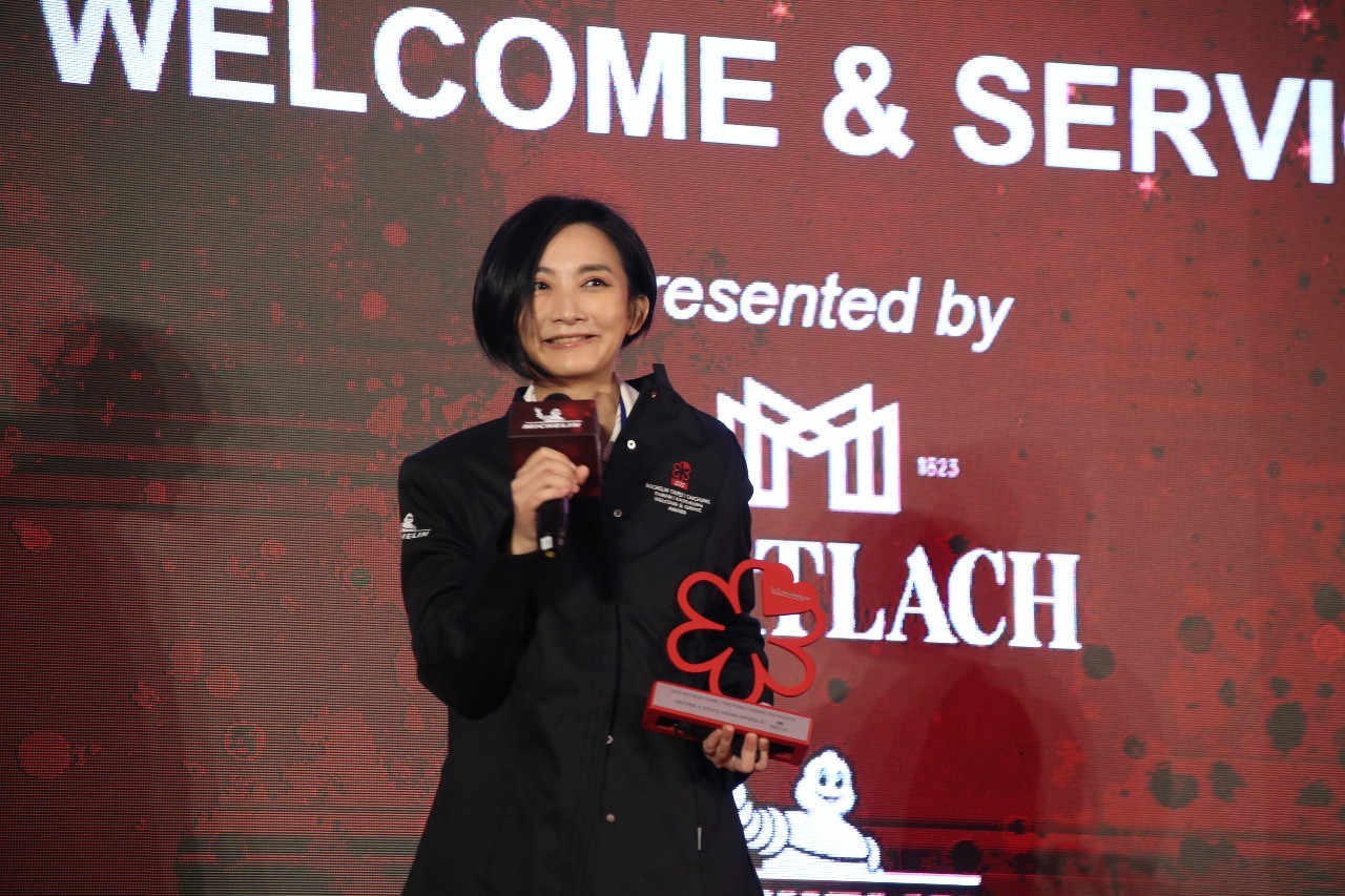 「鹽之華」經理與侍酒師余佩凌為台中餐飲圈，奪下服務大獎殊榮。