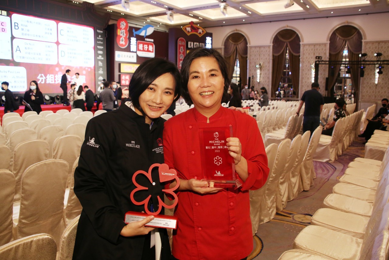 余佩凌（左）與鹽之華主廚黎俞君（右）默契絕佳。