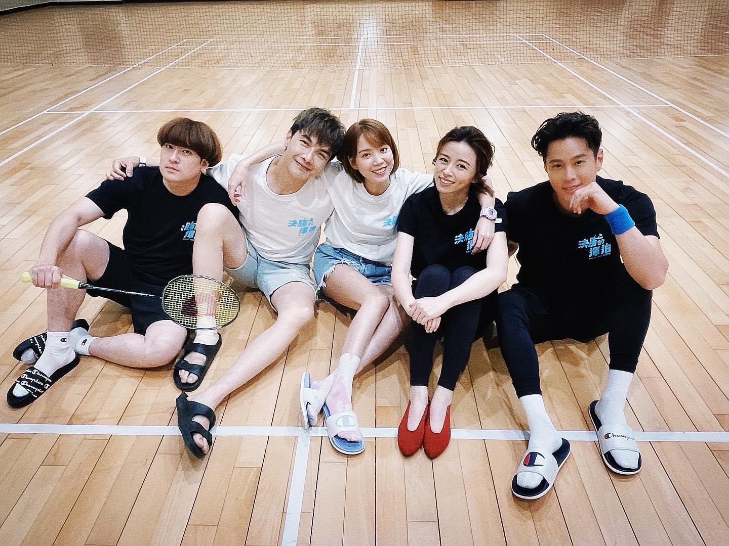 《決勝的揮拍》謝佳見（左2）、程予希（中）、王瞳（右2）、吳東諺（右1）、沈建宏（左1）組成五虎將。（民視提供）