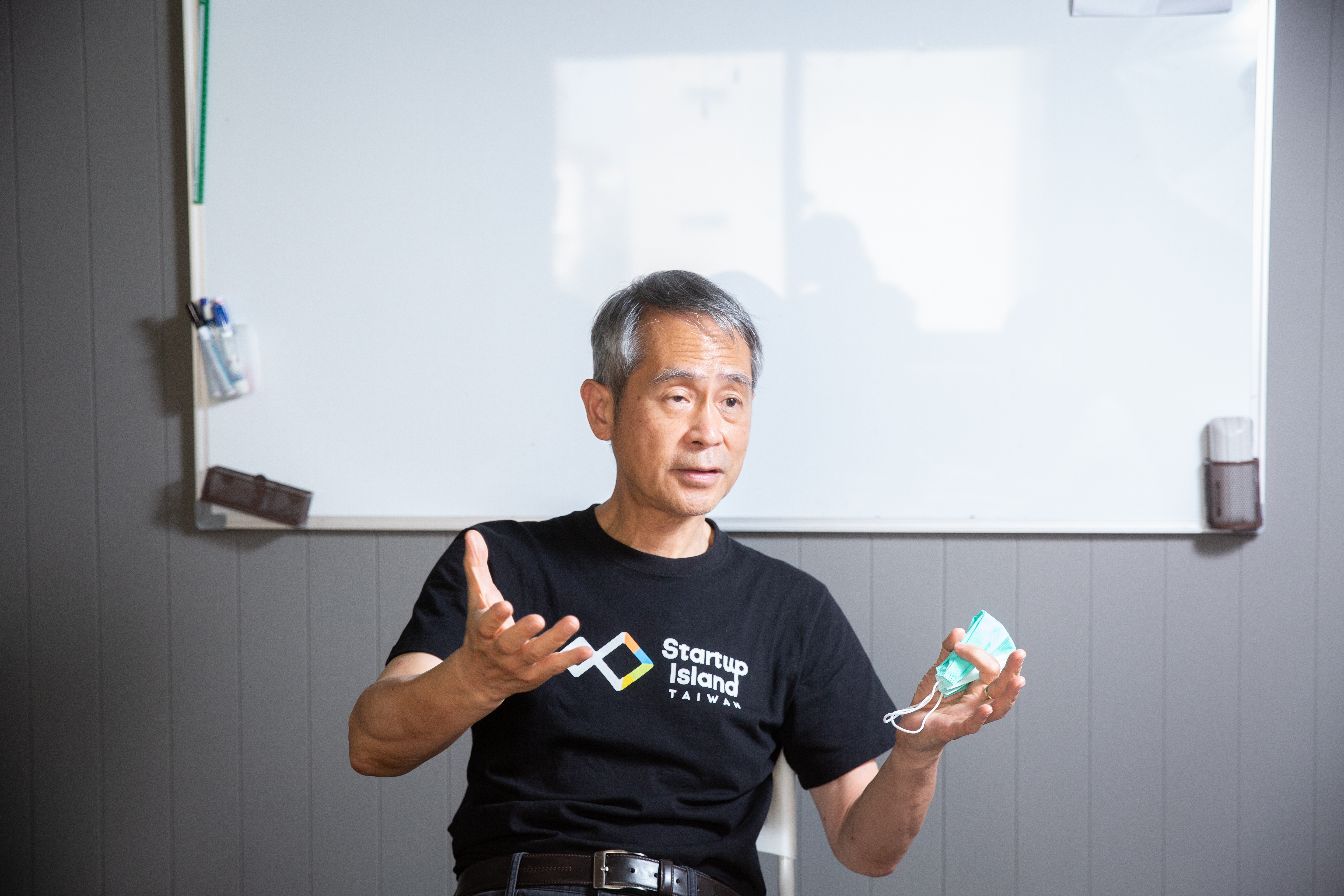 上頂共同創辦人曾文毅透過布滿大腦的腦神經纖維束結合AI分析出腦神經的健康狀態。