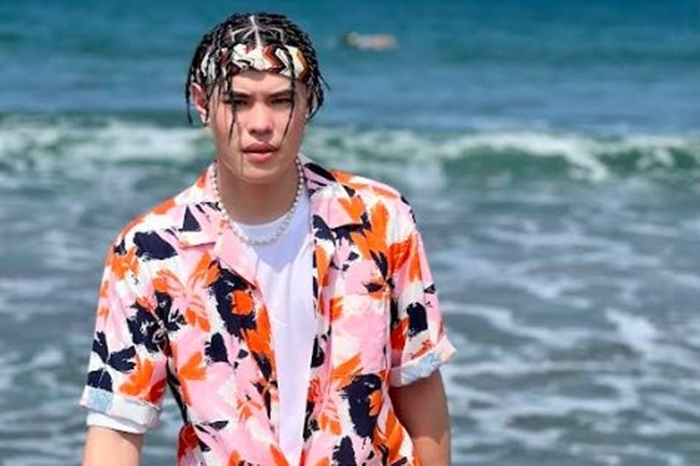 聖結石新歌上架點閱率悽慘引來關注。（翻攝自聖結石臉書）