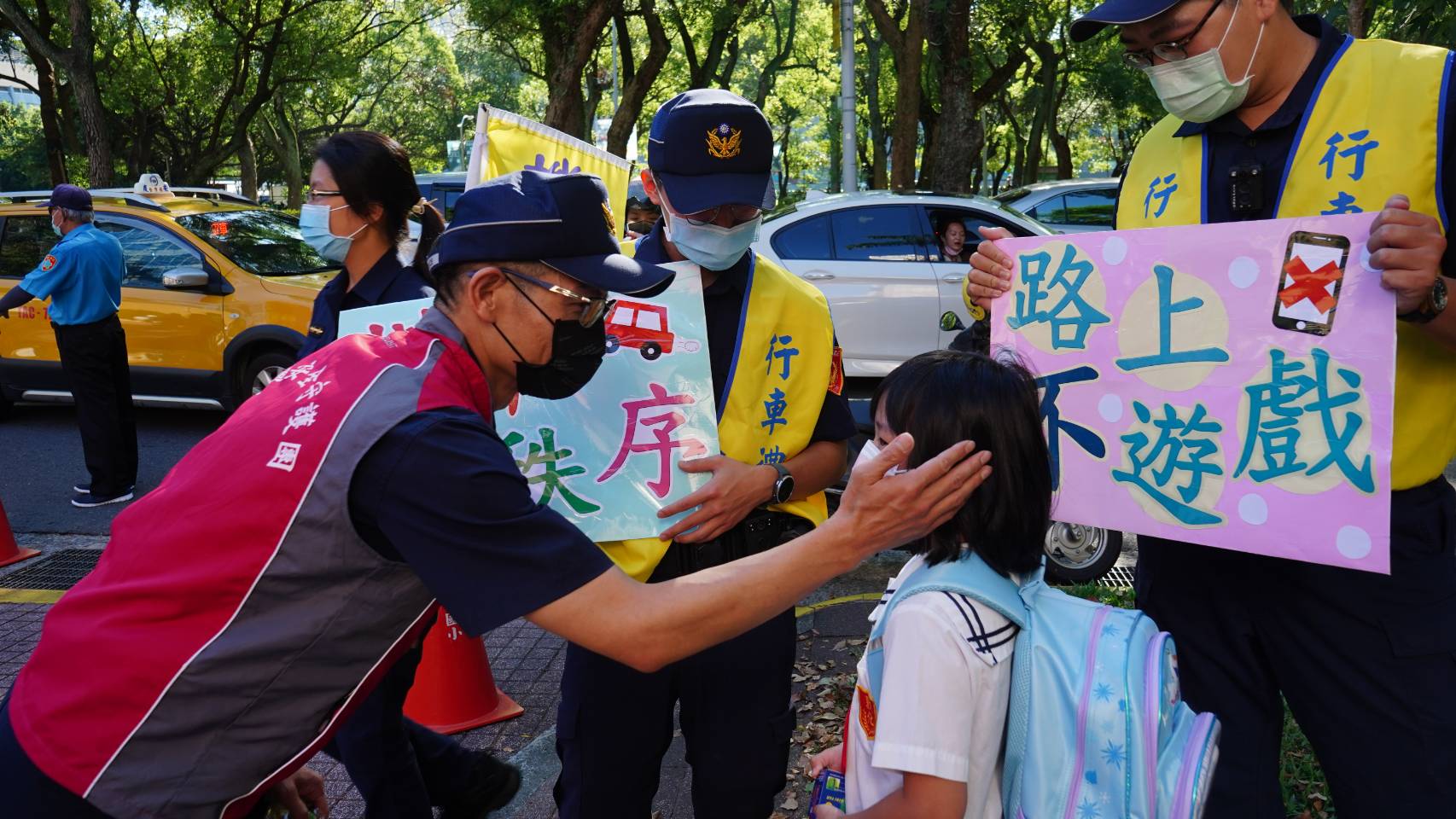 松山分局呼籲，家長們駕車搭載兒童上、放學應確實做好保護措施，提高安全風險意識。（松山分局提供）