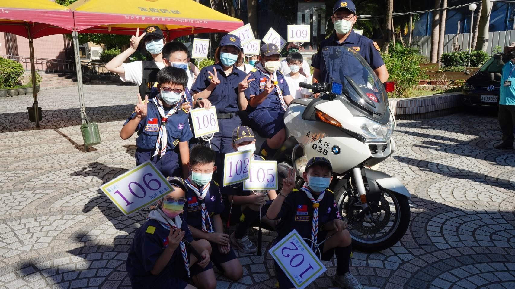 松山分局針對轄內各中、小學校交通安全、預防詐騙、反吸毒及反霸凌等宣導活動。（松山分局提供）