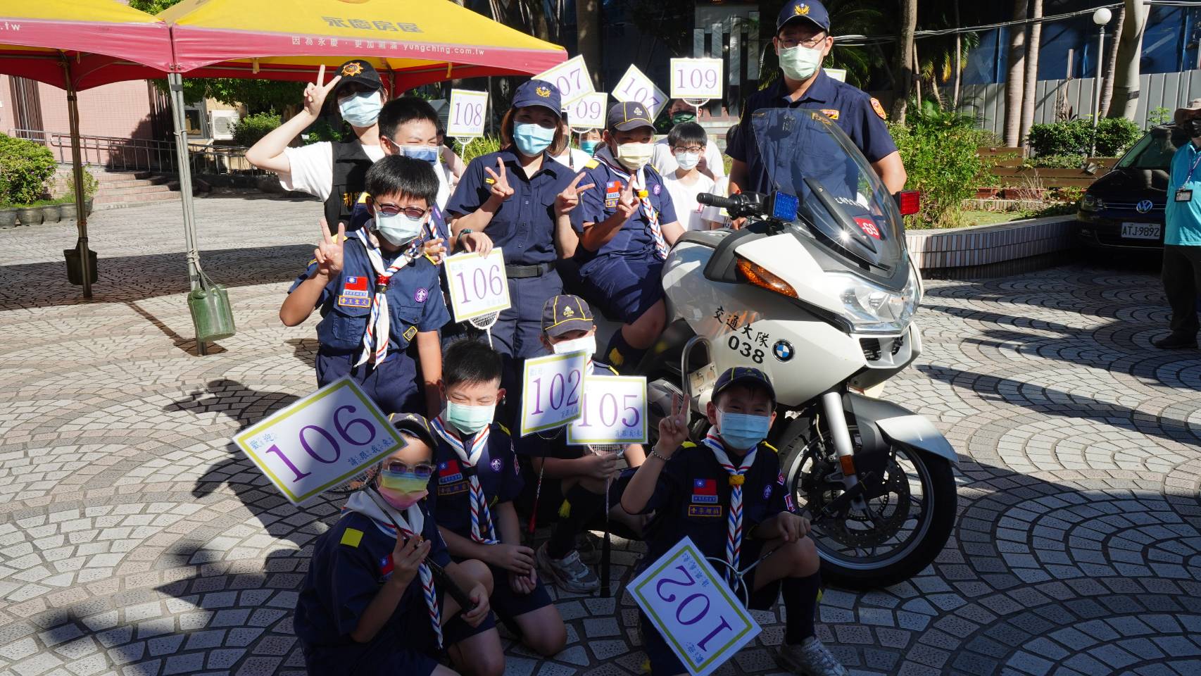 松山分局針對轄內各中、小學校交通安全、預防詐騙、反吸毒及反霸凌等宣導活動。（松山分局提供）