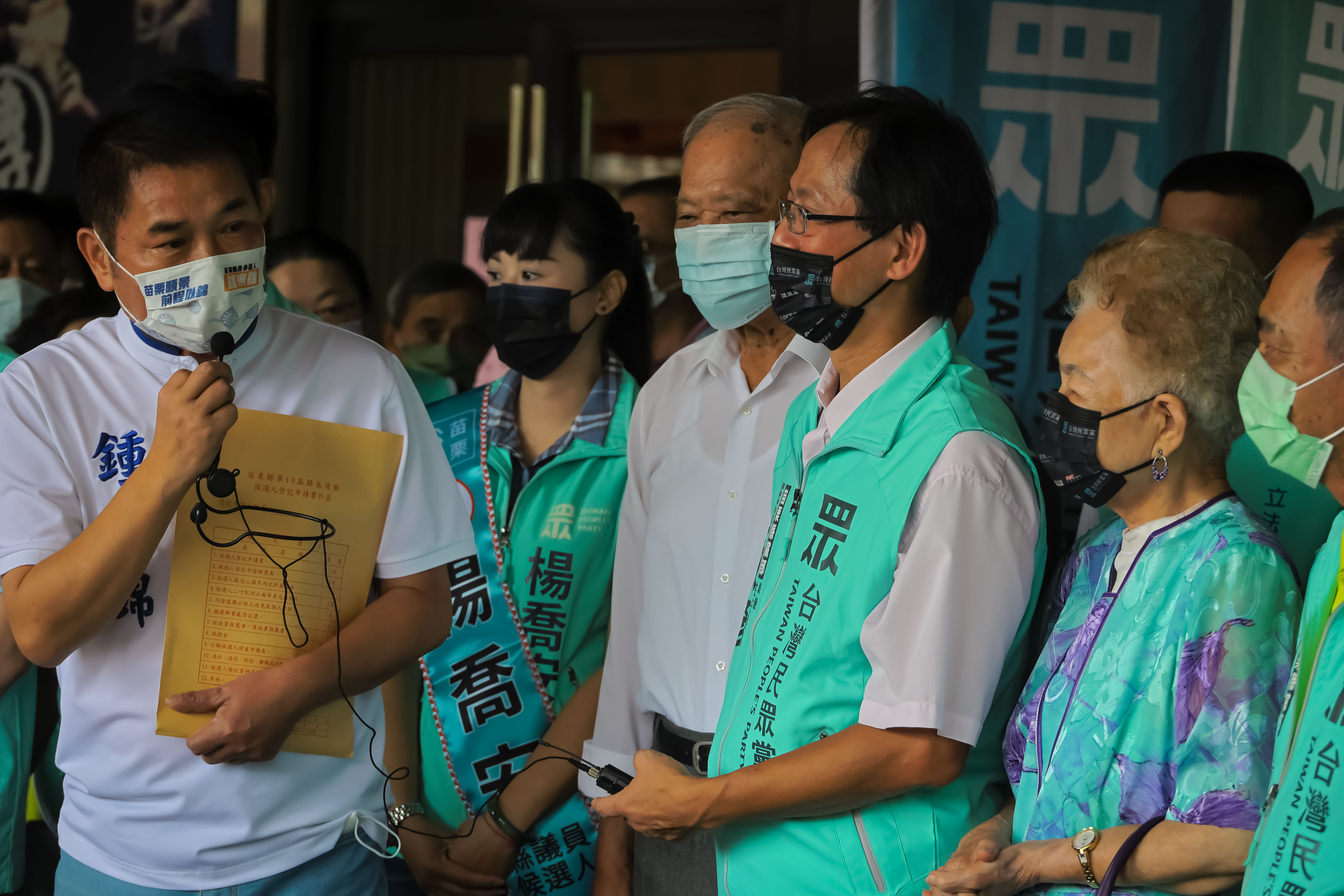 苗栗縣長候選人鍾東錦(左)巧遇台北市長柯文哲父母,拋出「藍白」合作的議題。(鍾東錦服務處提供)