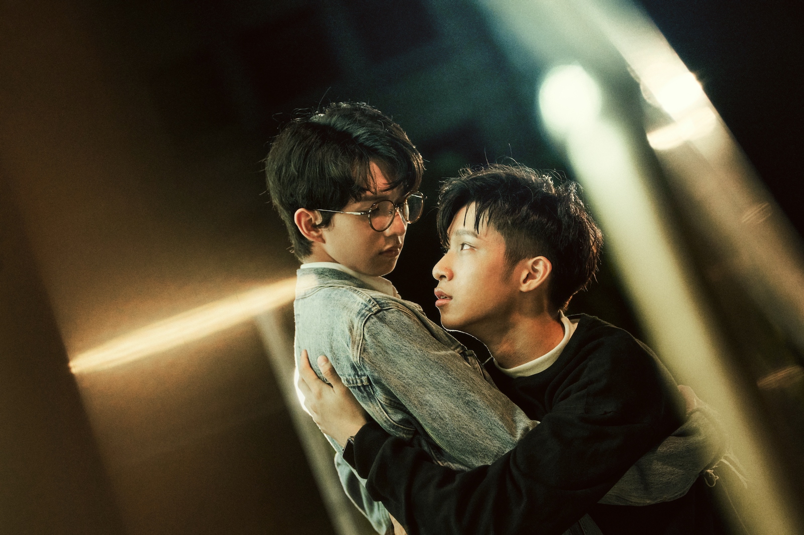 李振浩（右）衰神上身差點摔跤，沈駿（左）突現身抱緊處理（bilibili、大慕可可提供）