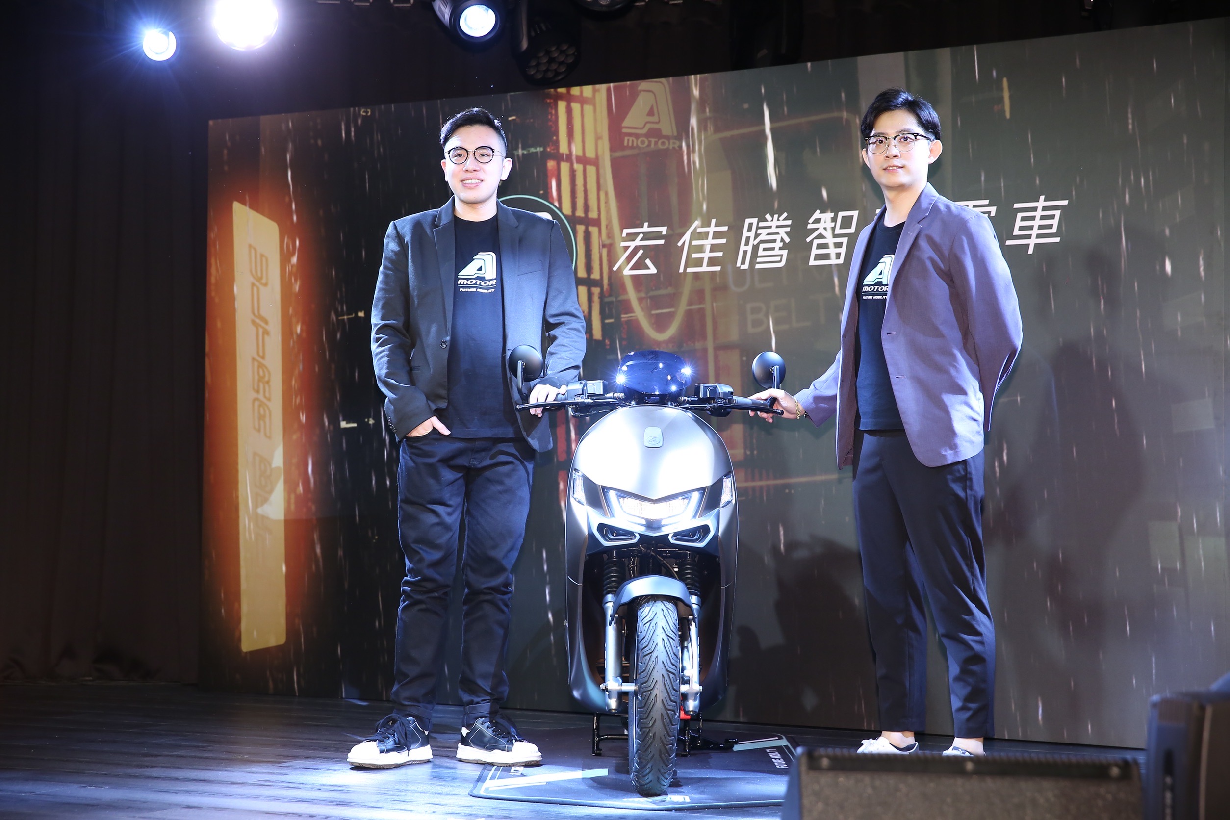 今年8月底成立滿3週年的宏佳騰智慧電車，今（30）日宣布，全新推出再升級的Ai-1 Ultra Belt。左為宏佳騰智慧電車品牌發展部經理鍾亞成，與營運中心經理陳永凱。