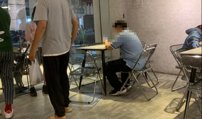 一名網友在臉書發文公審一名客人「一人吃飯用六人桌」，反被網友批評。（翻攝自●【爆怨公社】●）