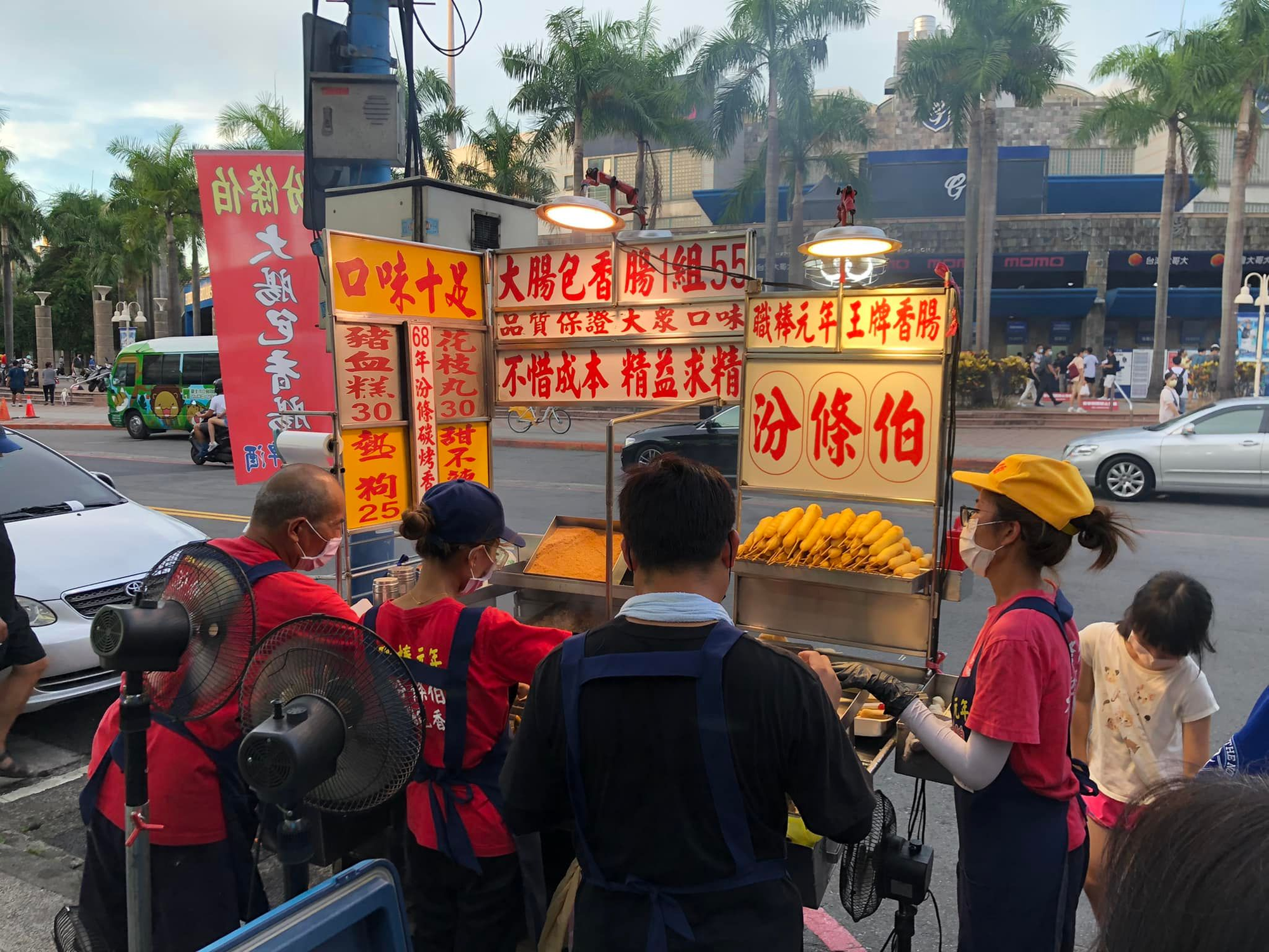 場外知名的「汾條伯大腸包小腸」攤販經常可在各大球場看見其身影。(網友Axel Lee提供)